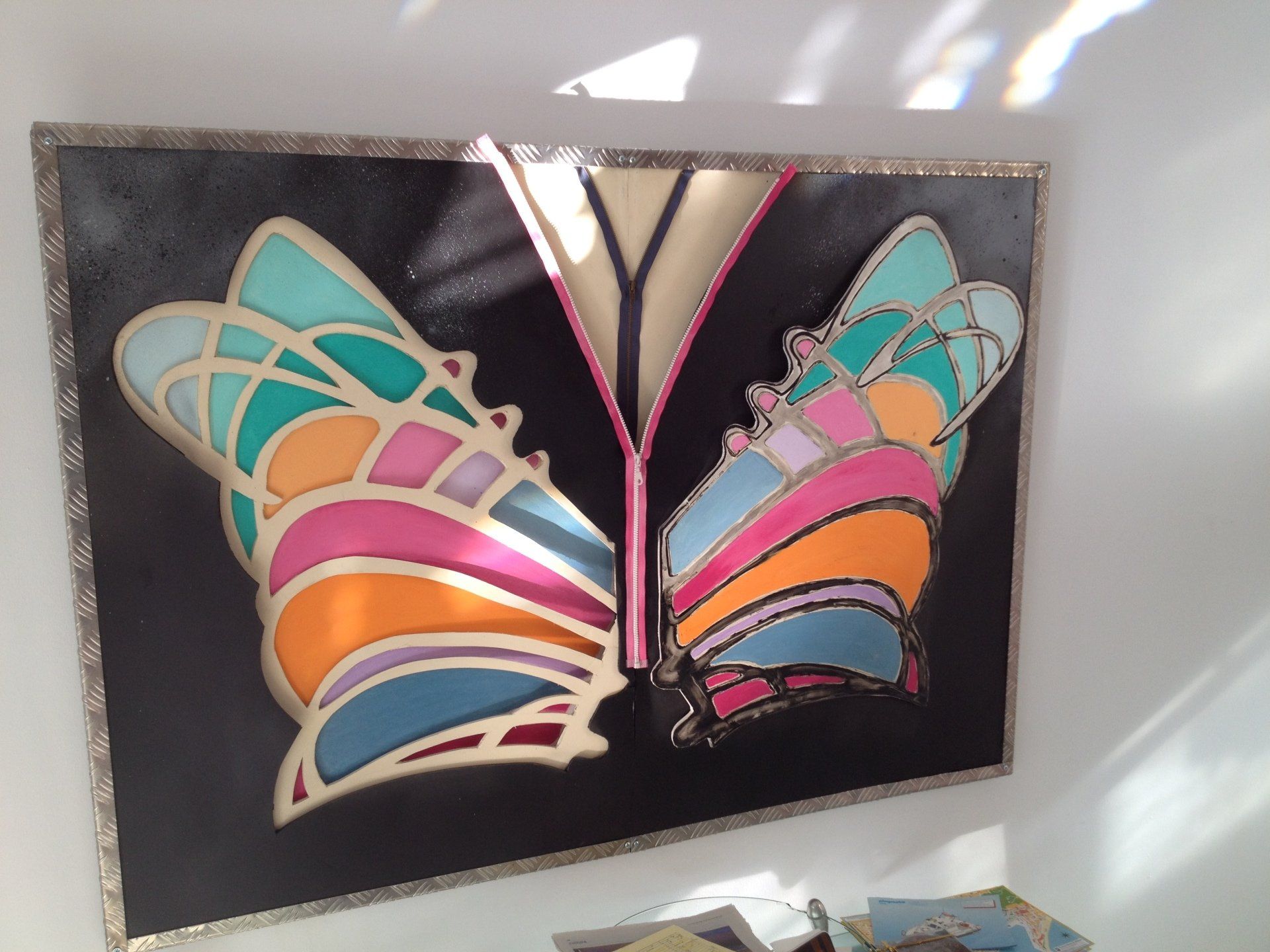 Ein Gemälde eines bunten Schmetterlings auf schwarzem Hintergrund