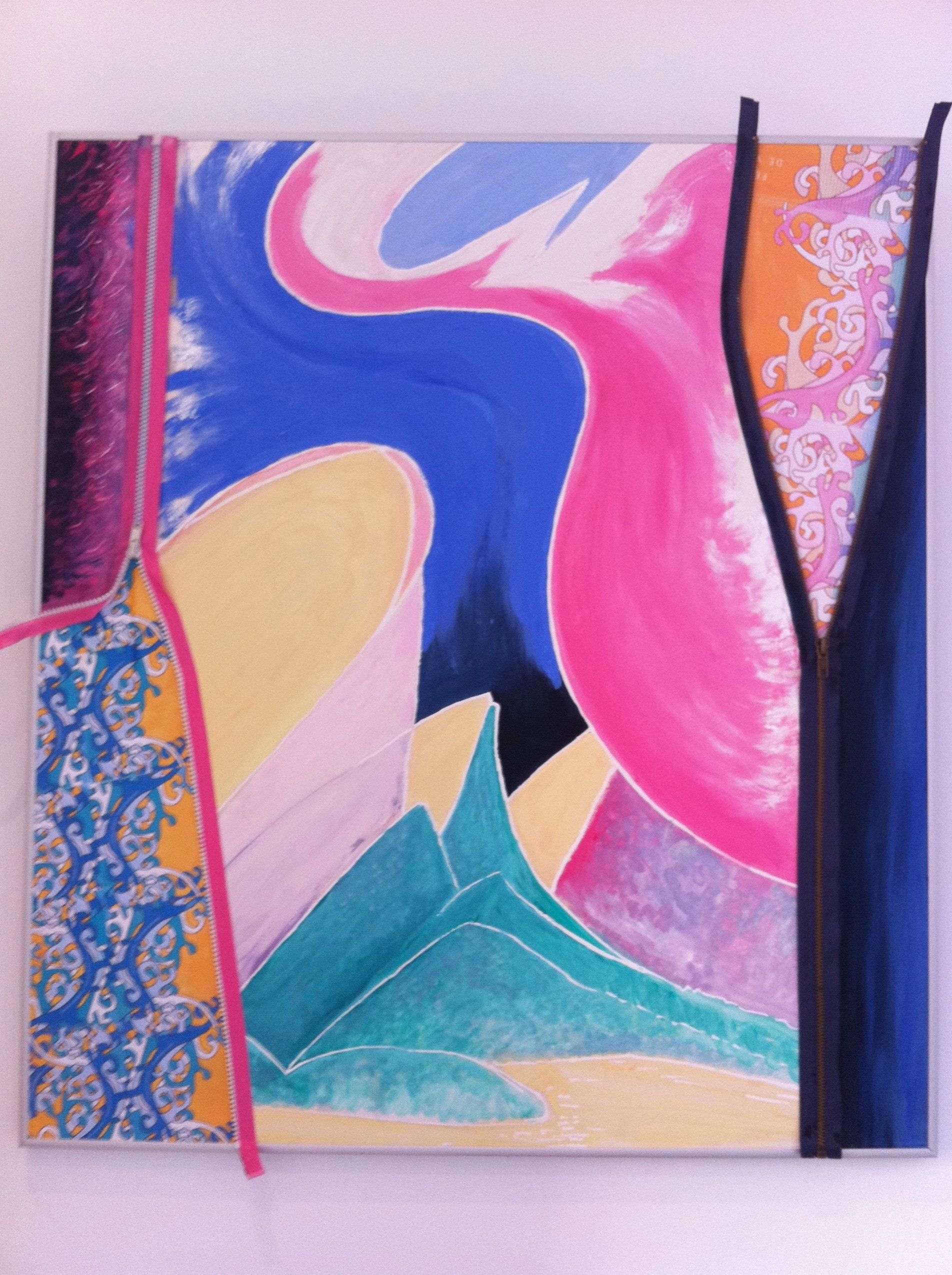 An einer Wand hängt ein Gemälde eines rosa Flamingos