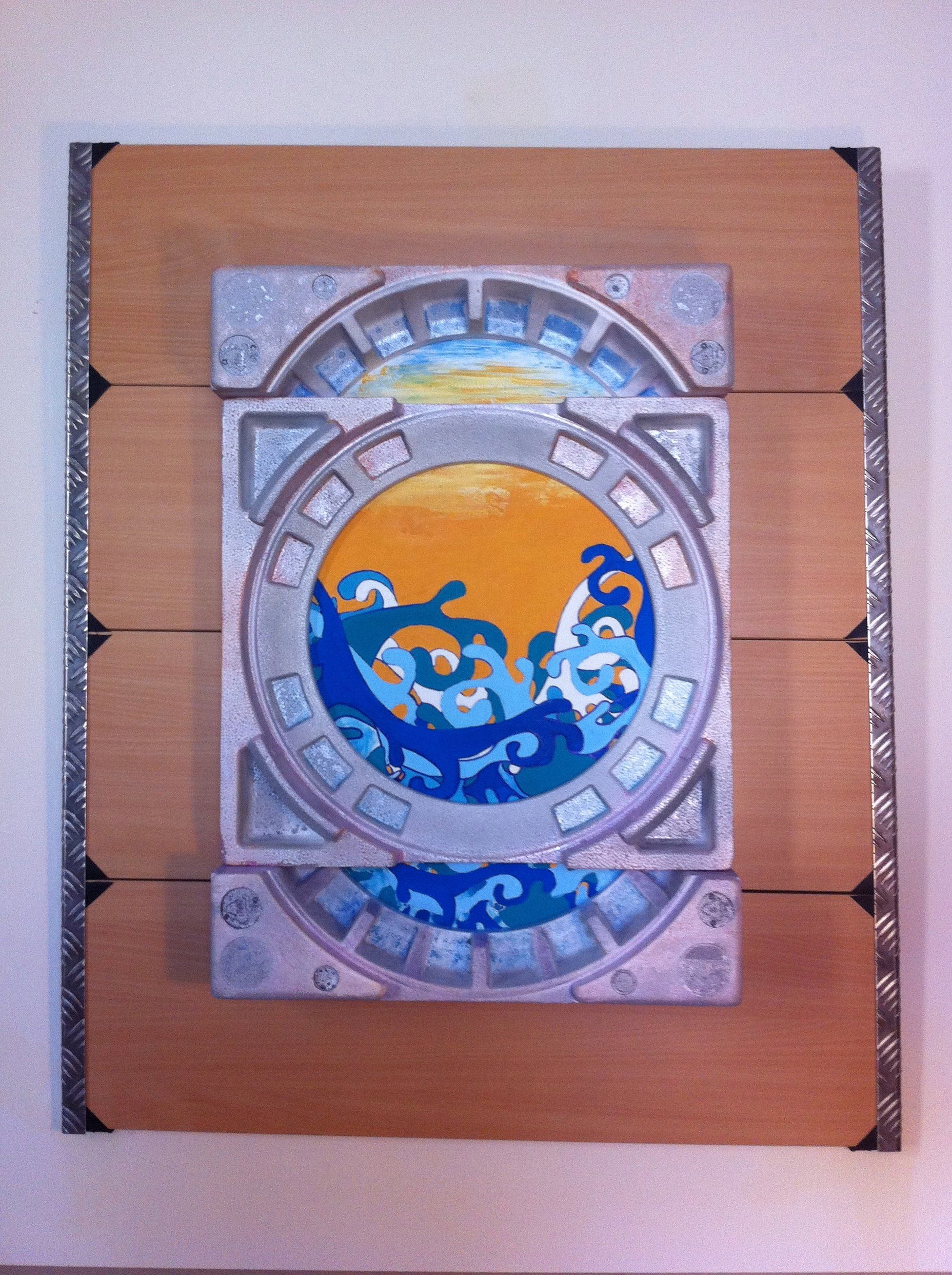 Ein Gemälde eines Kreises mit Wellen darin