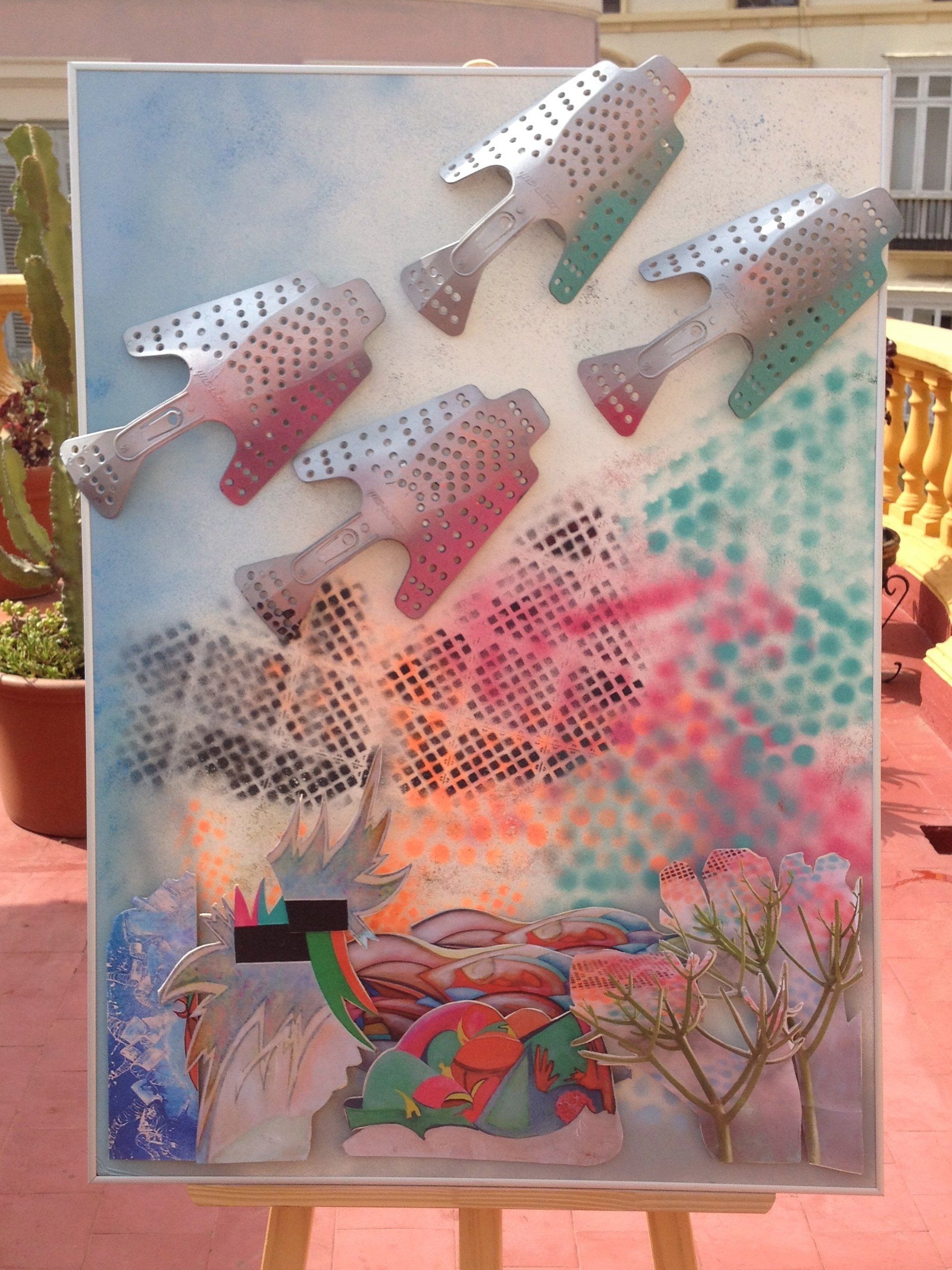 Ein Gemälde auf einer Staffelei mit Flaschen darauf