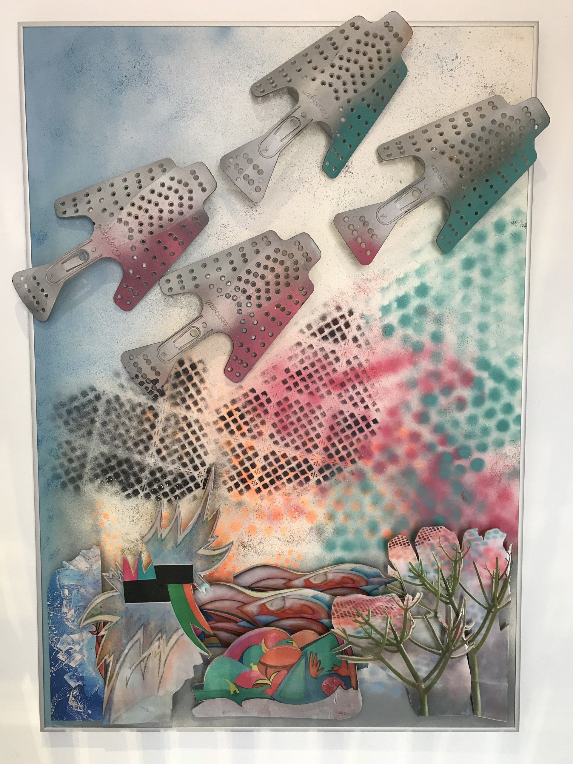 Ein Gemälde an einer Wand mit ein paar Gegenständen darauf