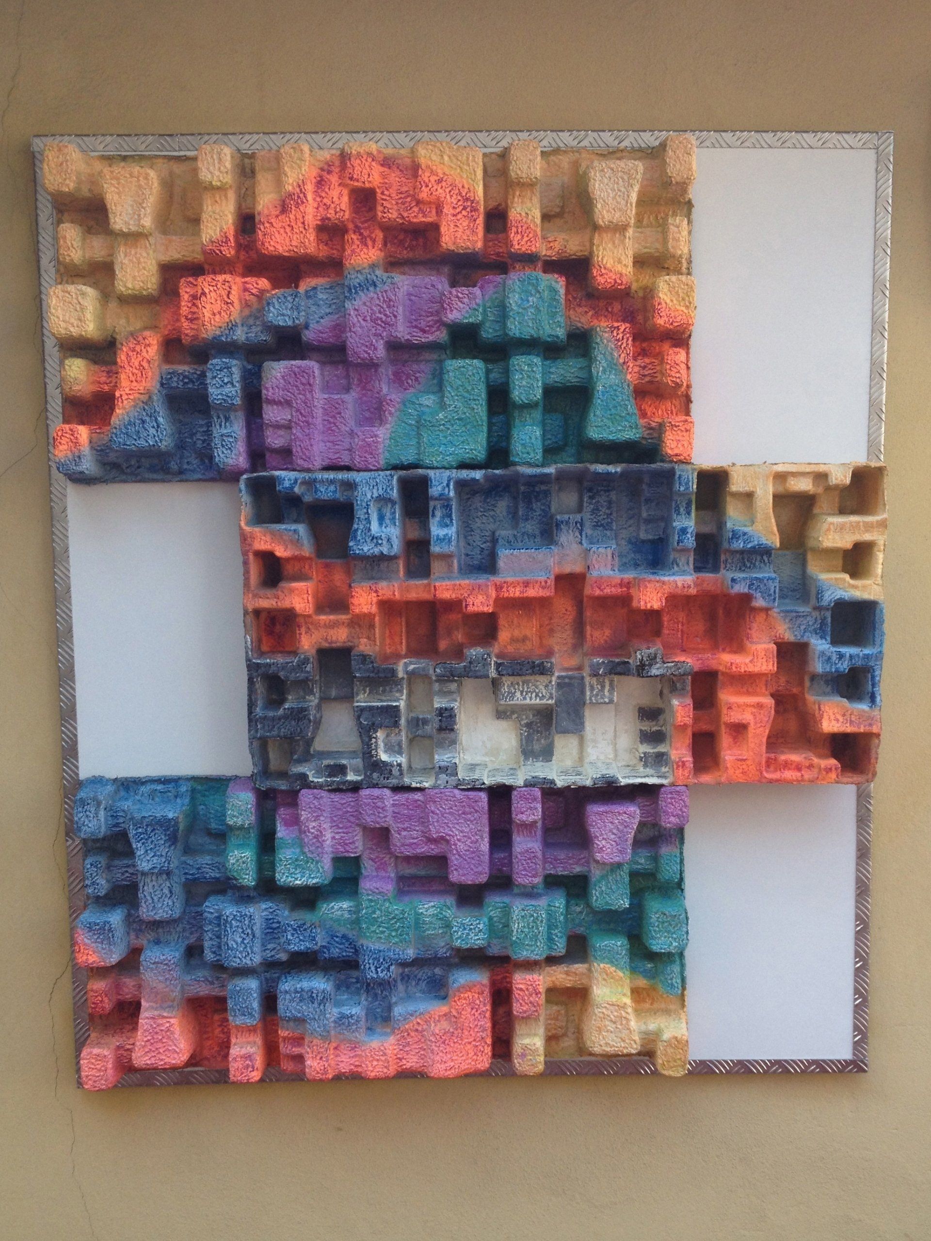 Ein buntes Gemälde hängt an einer Wand