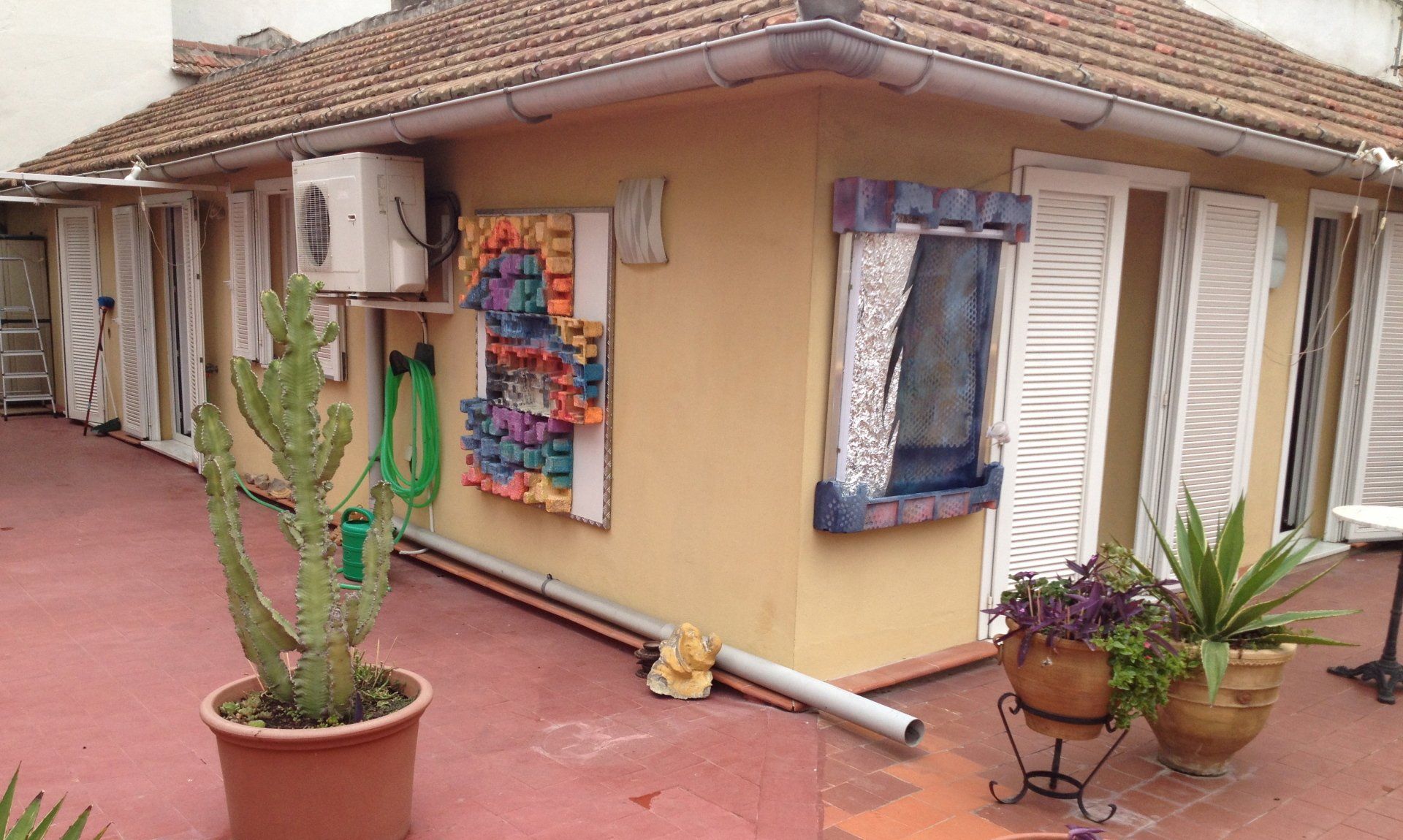 Ein Haus mit einem Kaktus davor