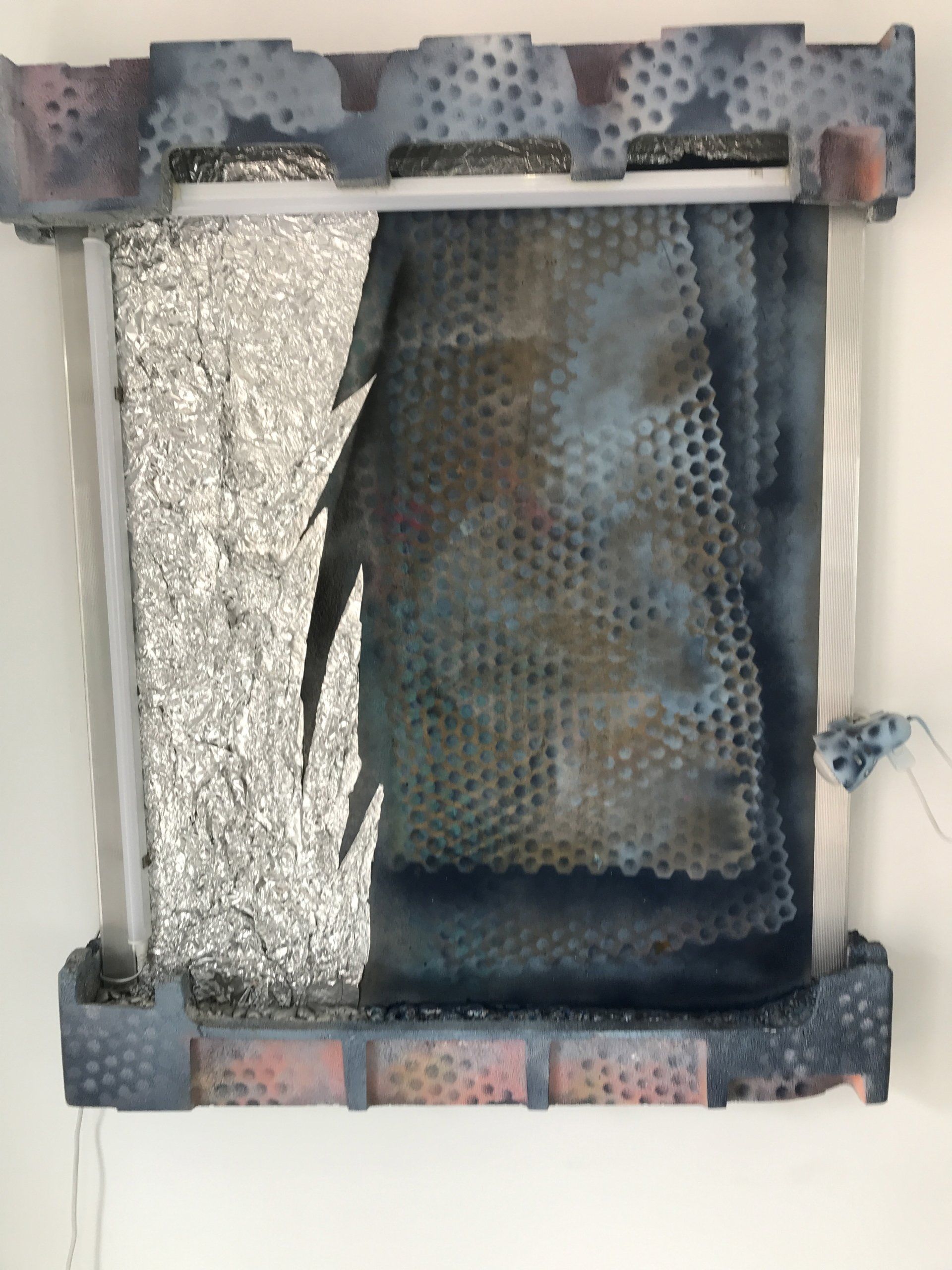 Ein Gemälde mit einem Blitz hängt an einer Wand