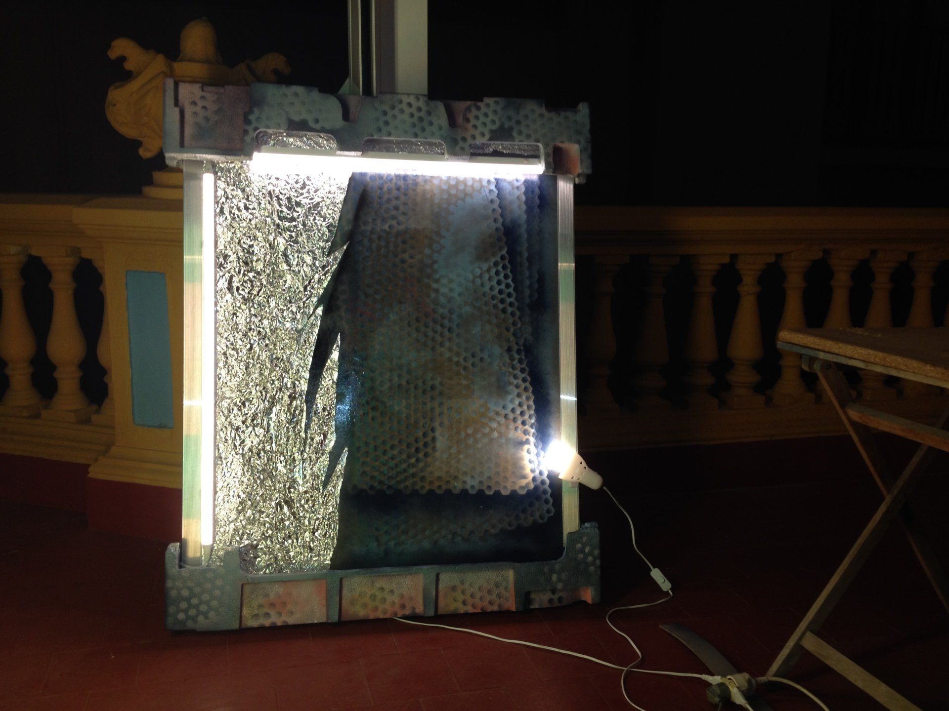 Ein Bilderrahmen mit einem Licht darin