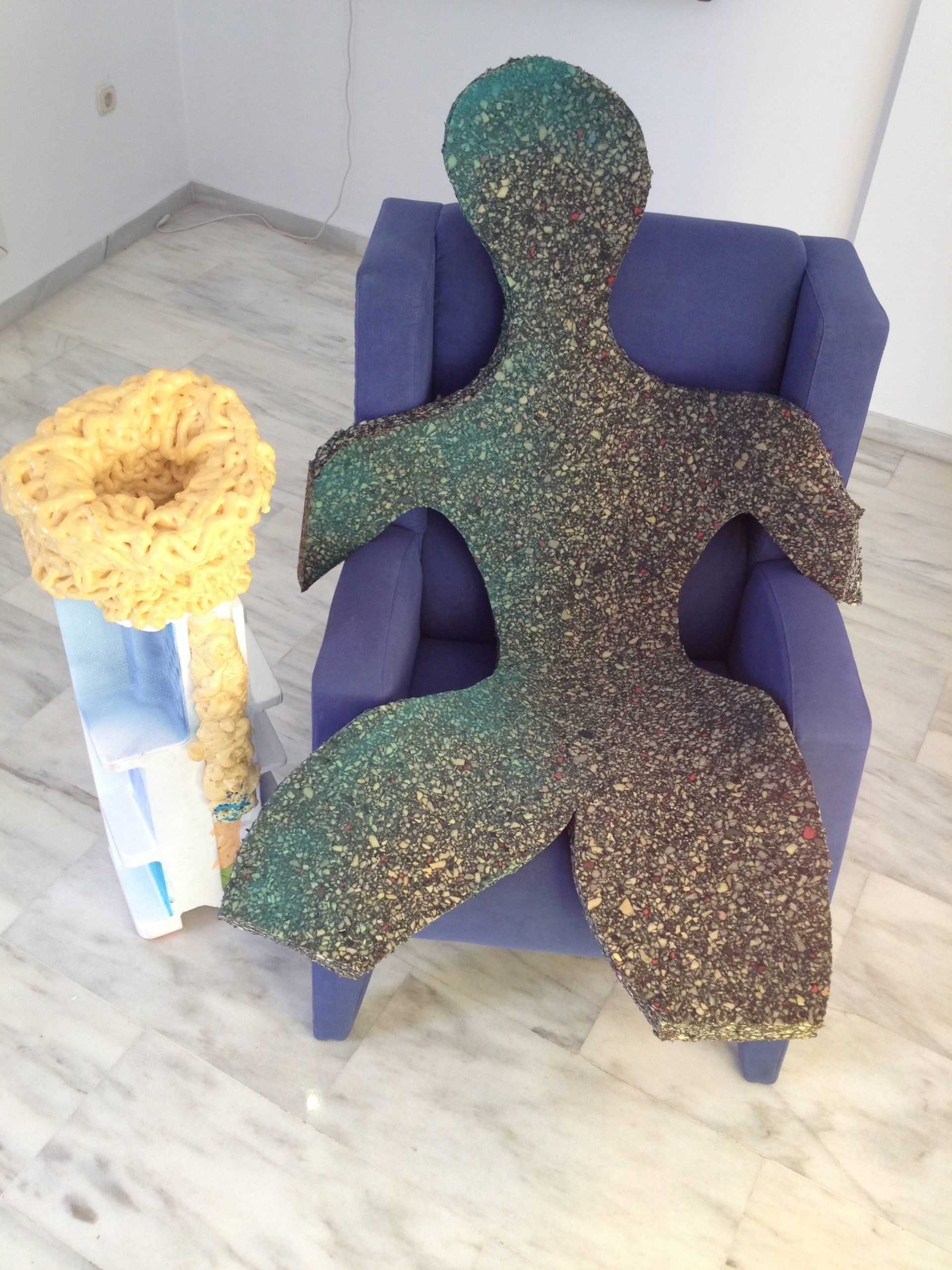 Ein Stuhl mit einer Eidechsenskulptur darauf