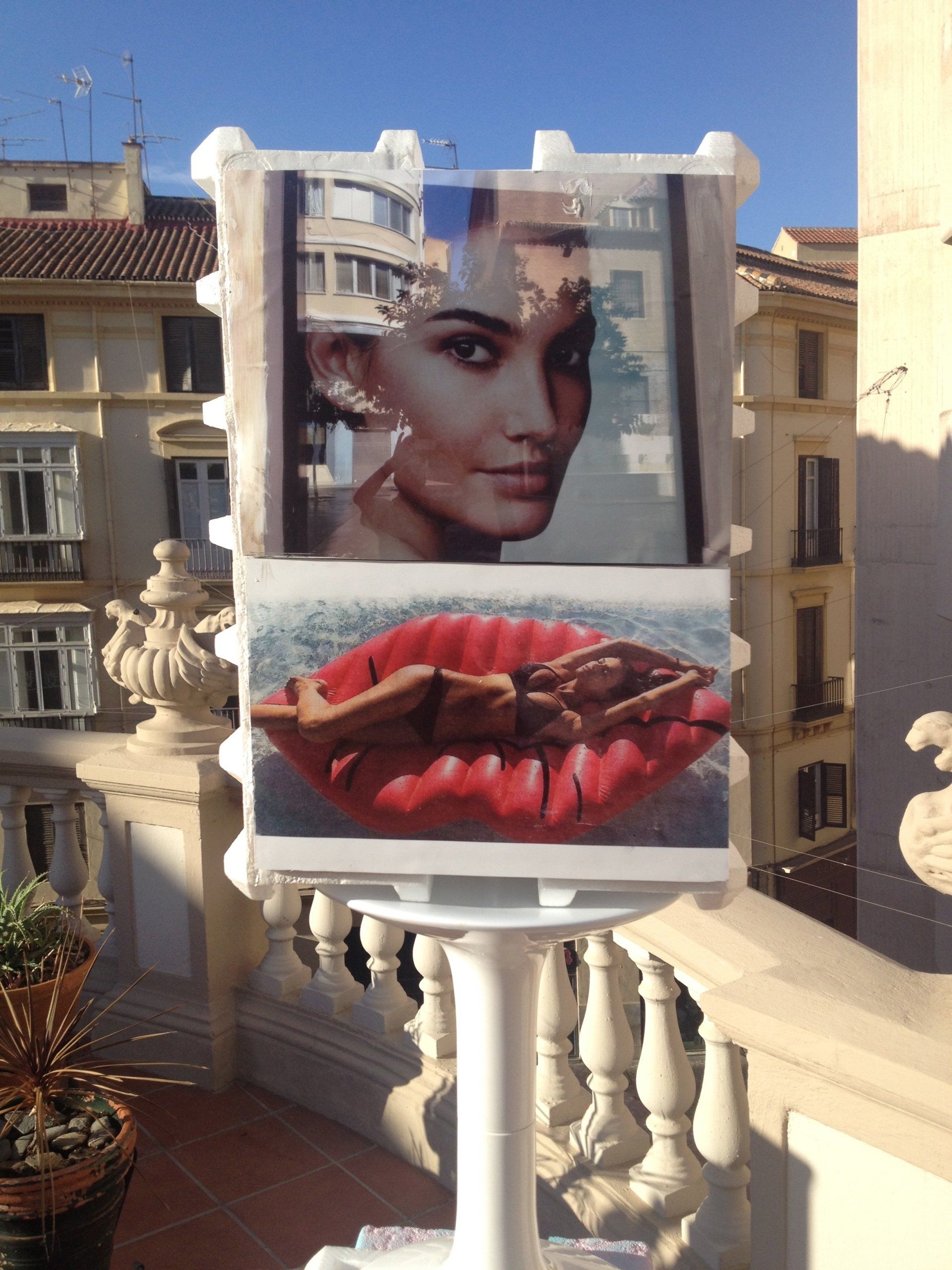 Ein Bild einer Frau mit einer Schale Schokolade auf den Lippen