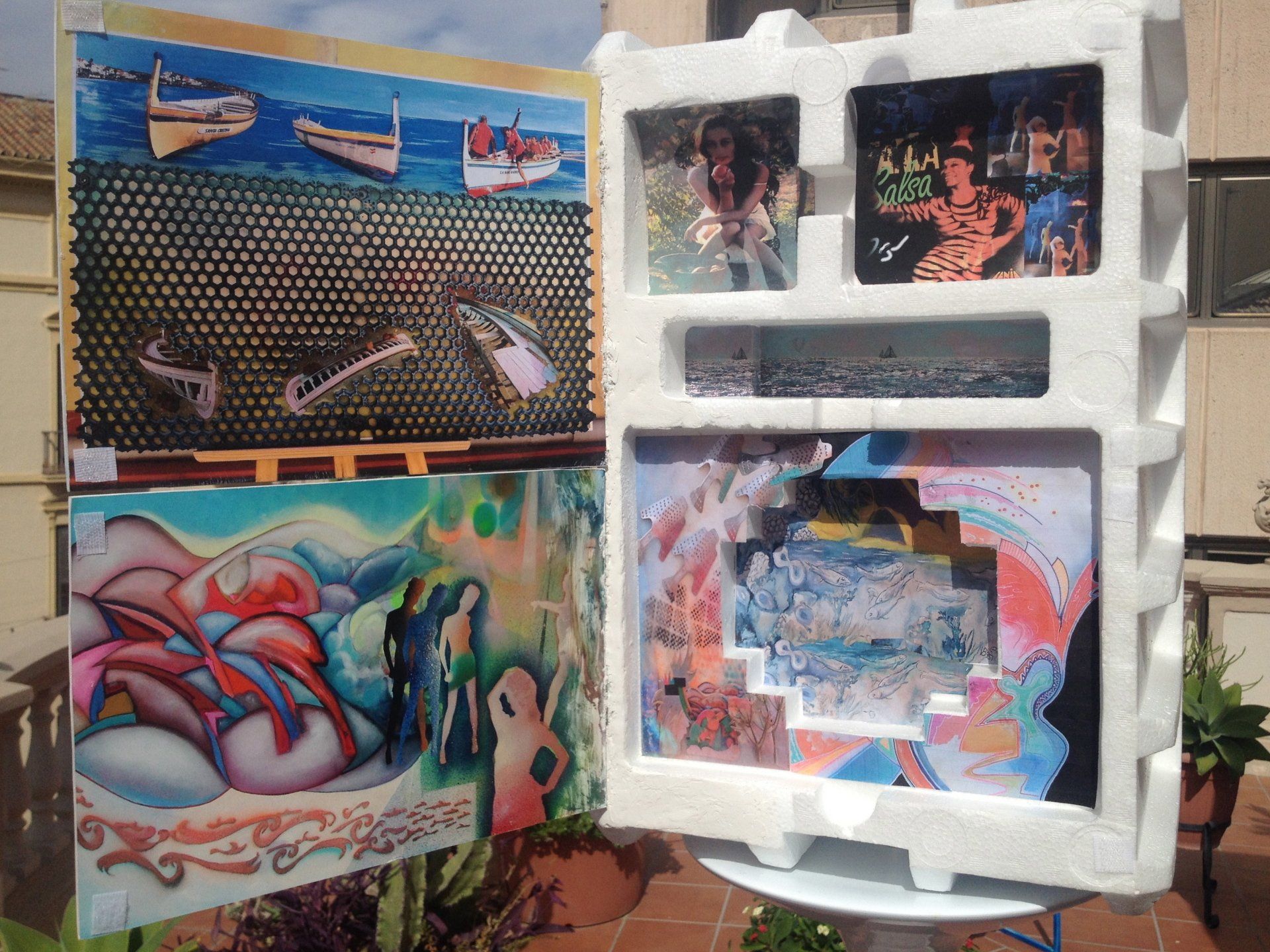 Ein Gemälde wird in einer Styroporbox ausgestellt