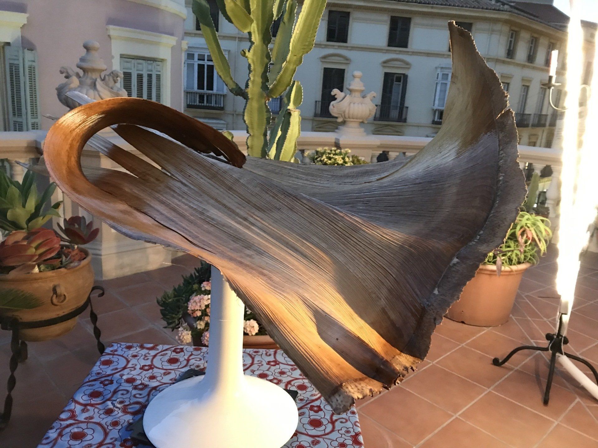 Eine große Skulptur steht auf einem Tisch auf einem Balkon