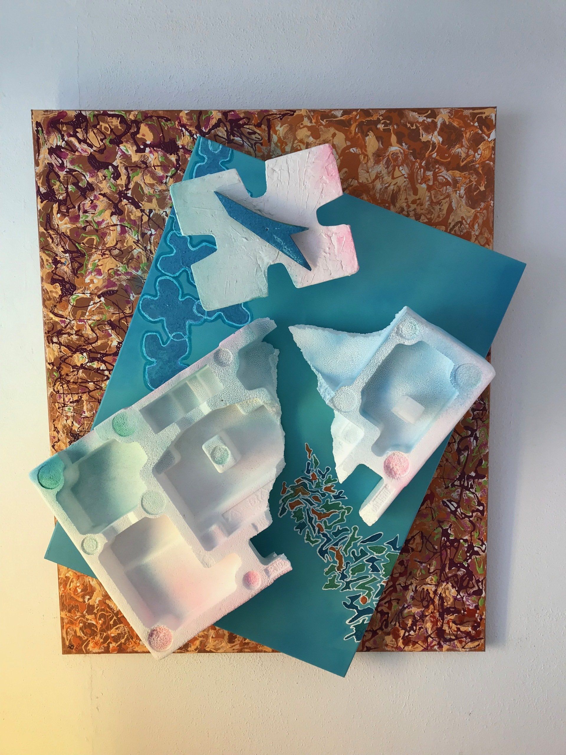 Ein Stück Schaumstoff liegt auf einem Stück Papier