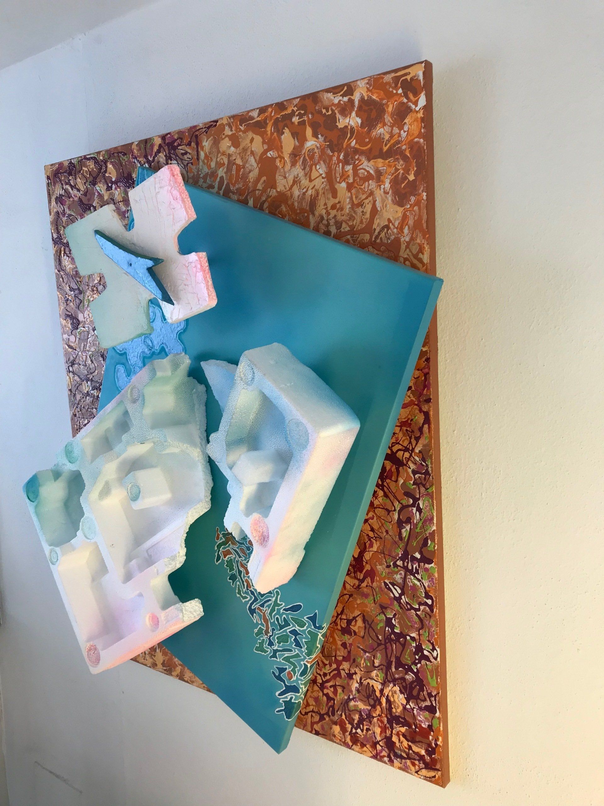 Eine Skulptur sitzt auf einem Stück Holz