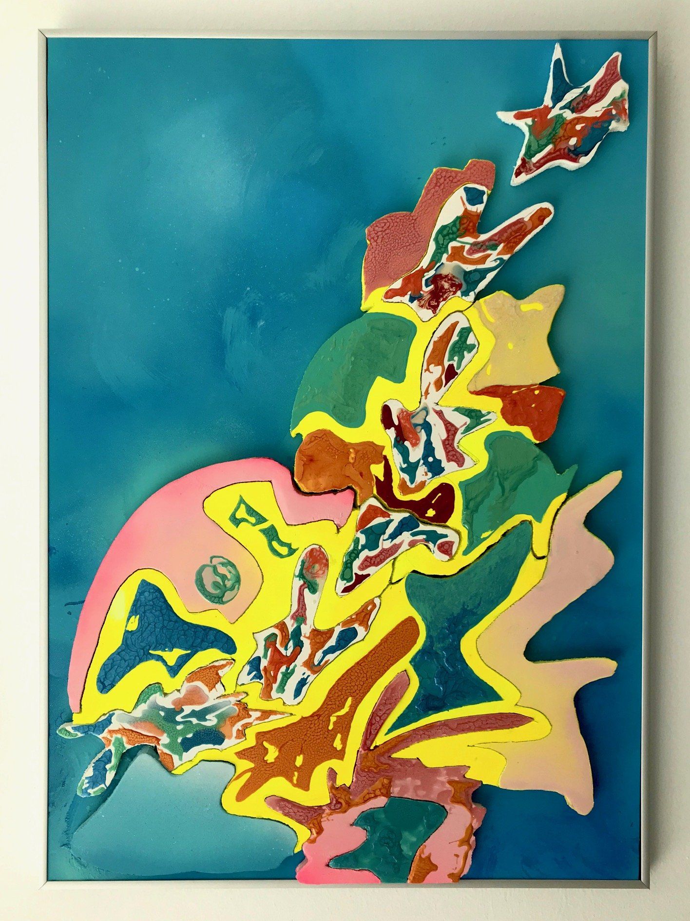 Ein farbenfrohes Gemälde auf blauem Hintergrund mit dem Buchstaben a darauf