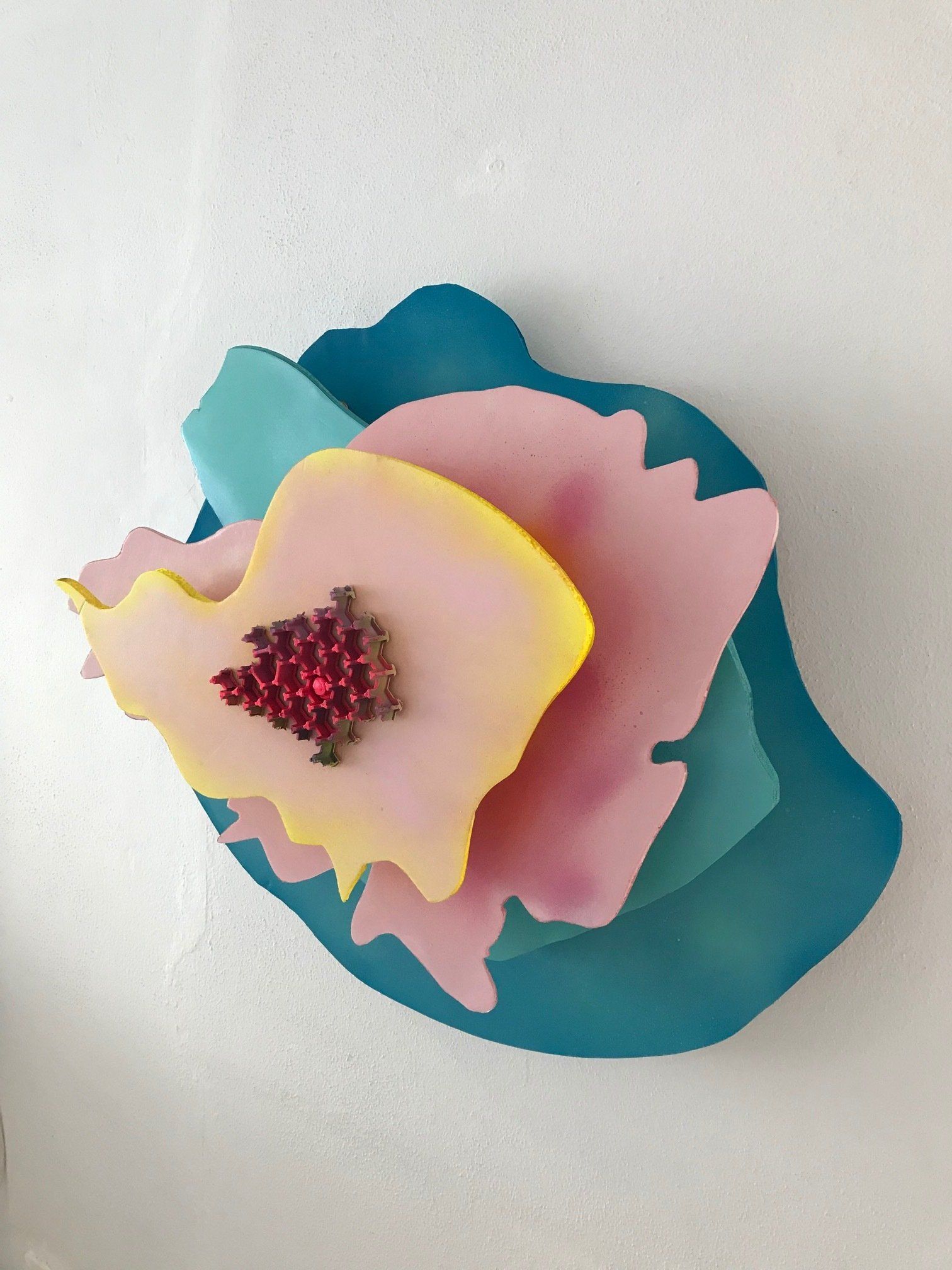 Eine bunte Blume mit einer Brosche darauf