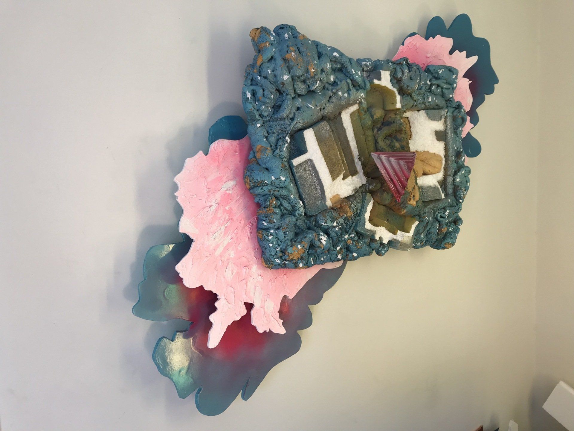 Ein Gemälde an einer Wand mit dem Wort „Leben“ darauf