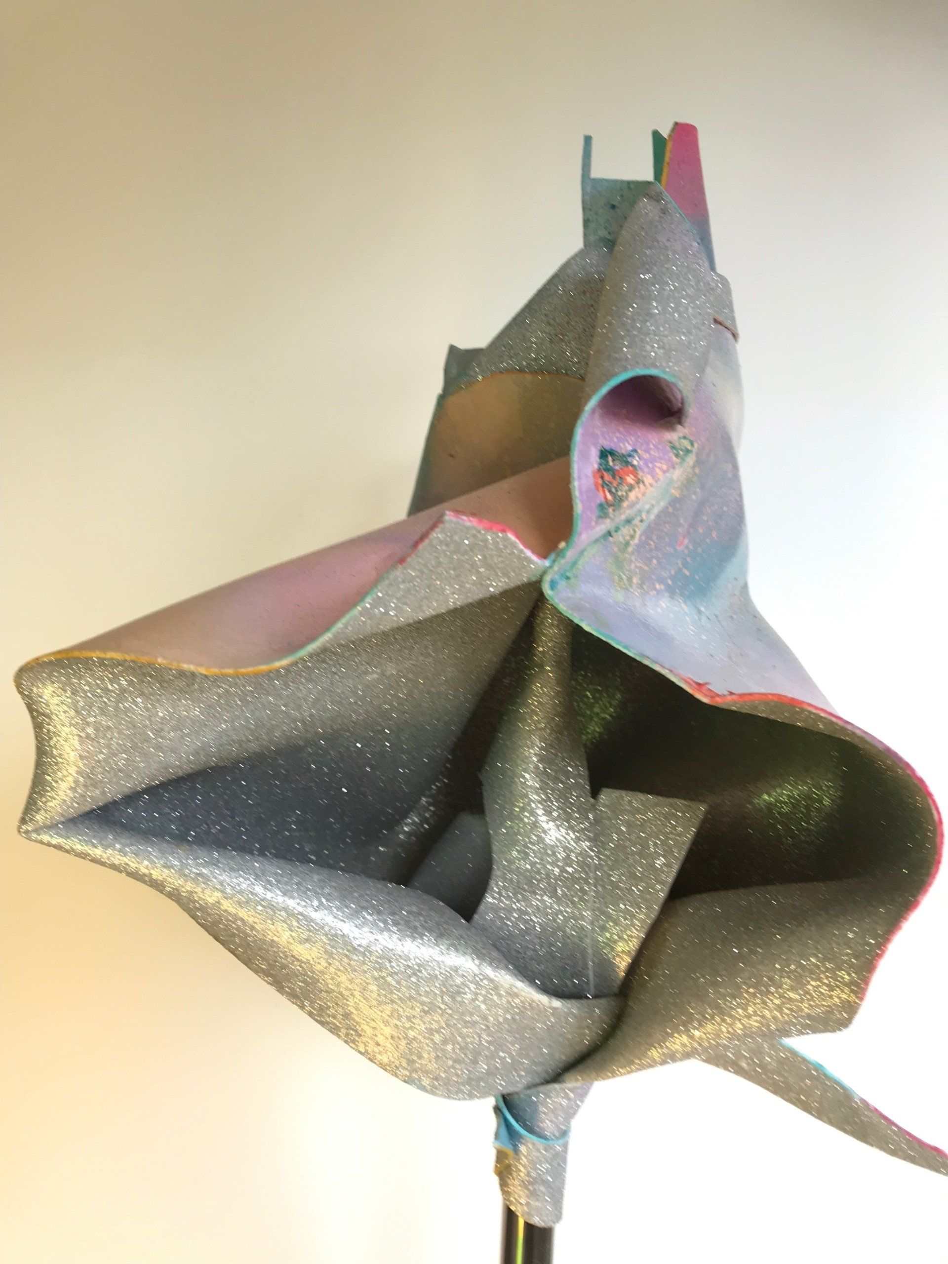 Eine Nahaufnahme einer Blumenskulptur aus Glitzer.