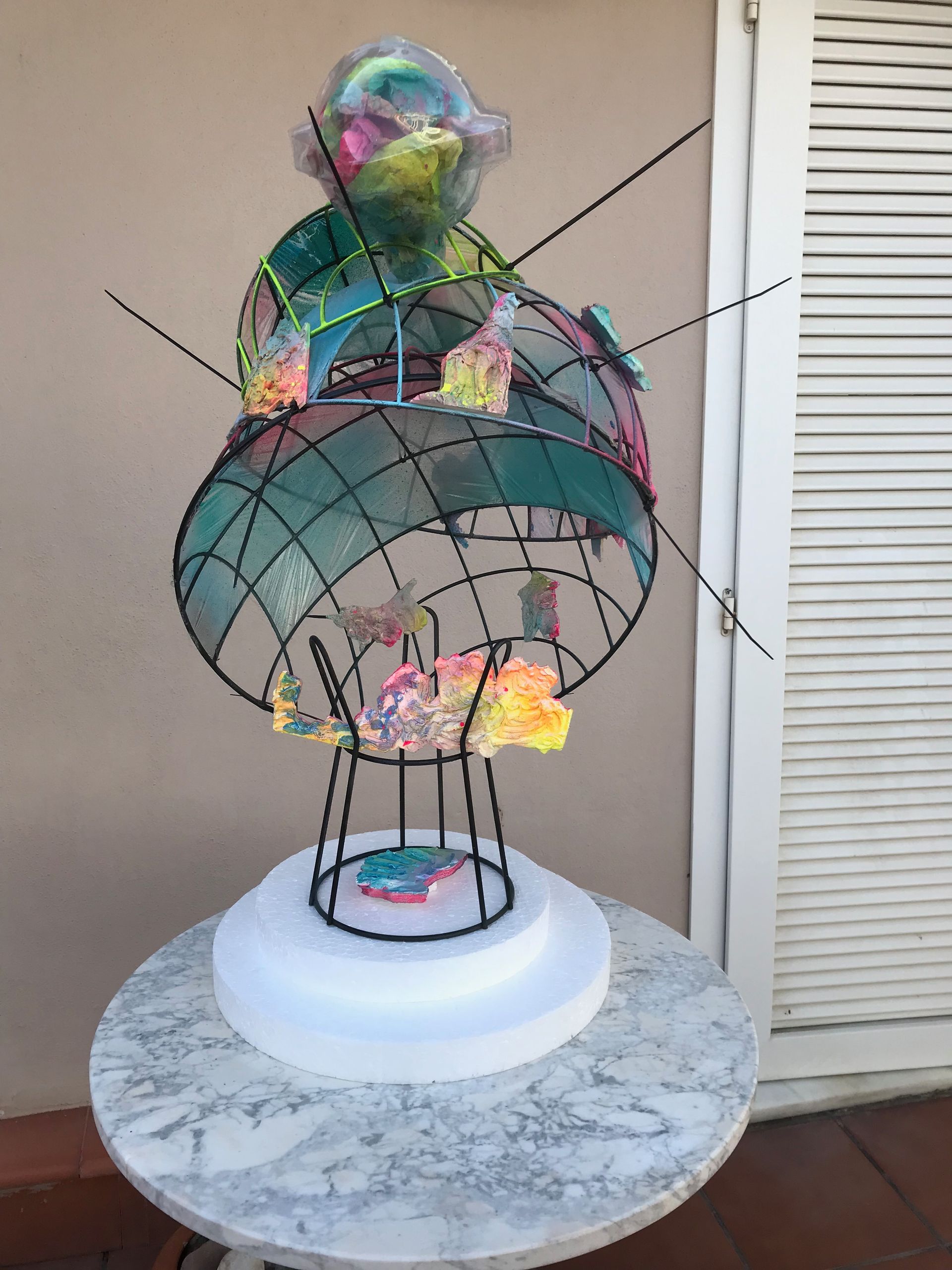 Eine Skulptur eines Globus steht auf einem Tisch draußen