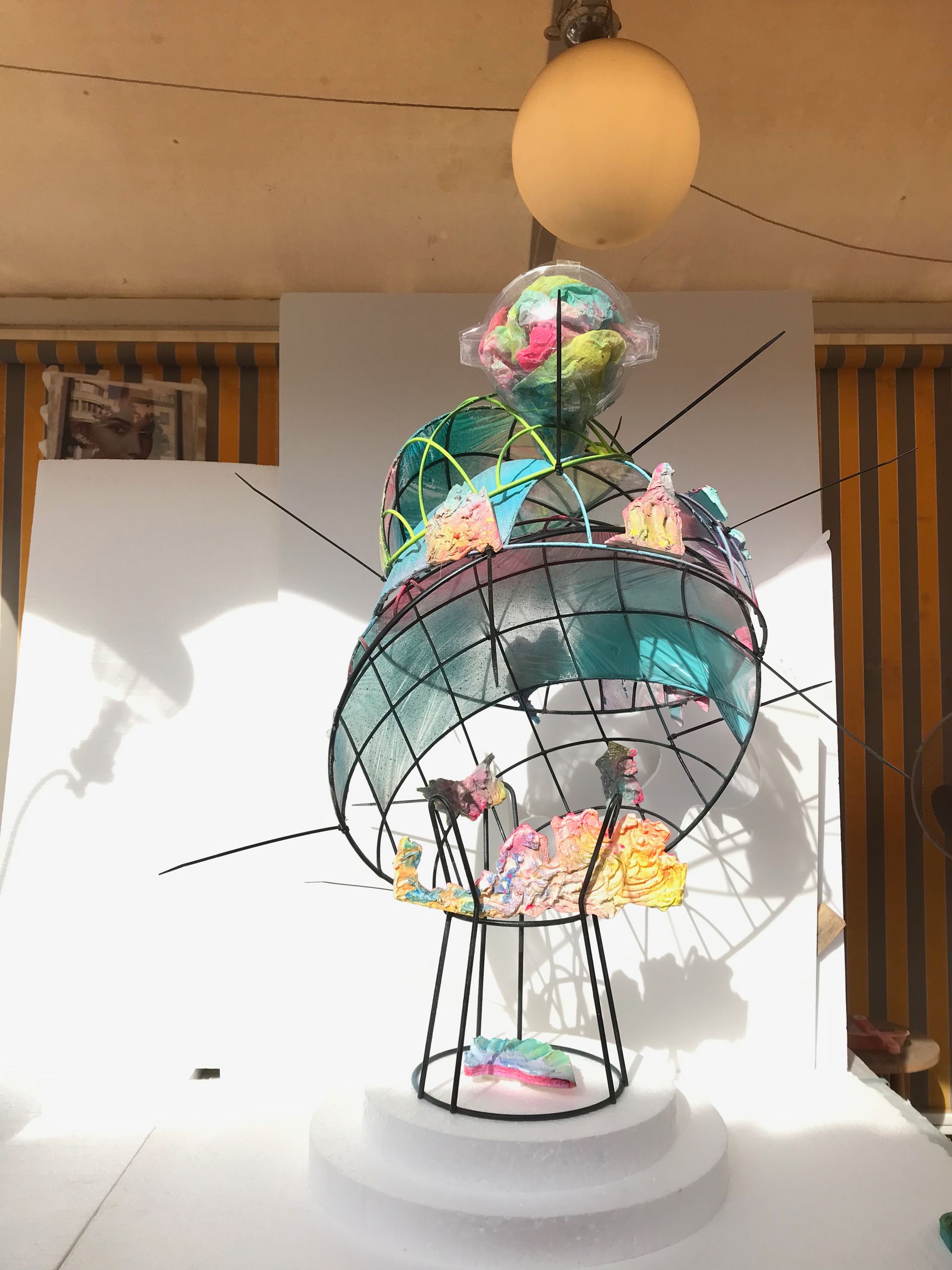 In einem Raum ist eine Skulptur eines Riesenrads ausgestellt