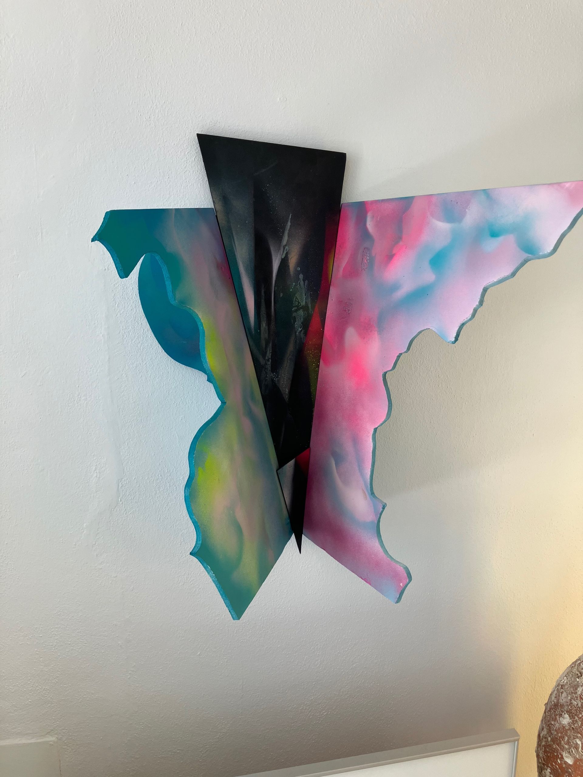 Ein Gemälde eines Schmetterlings hängt an einer Wand