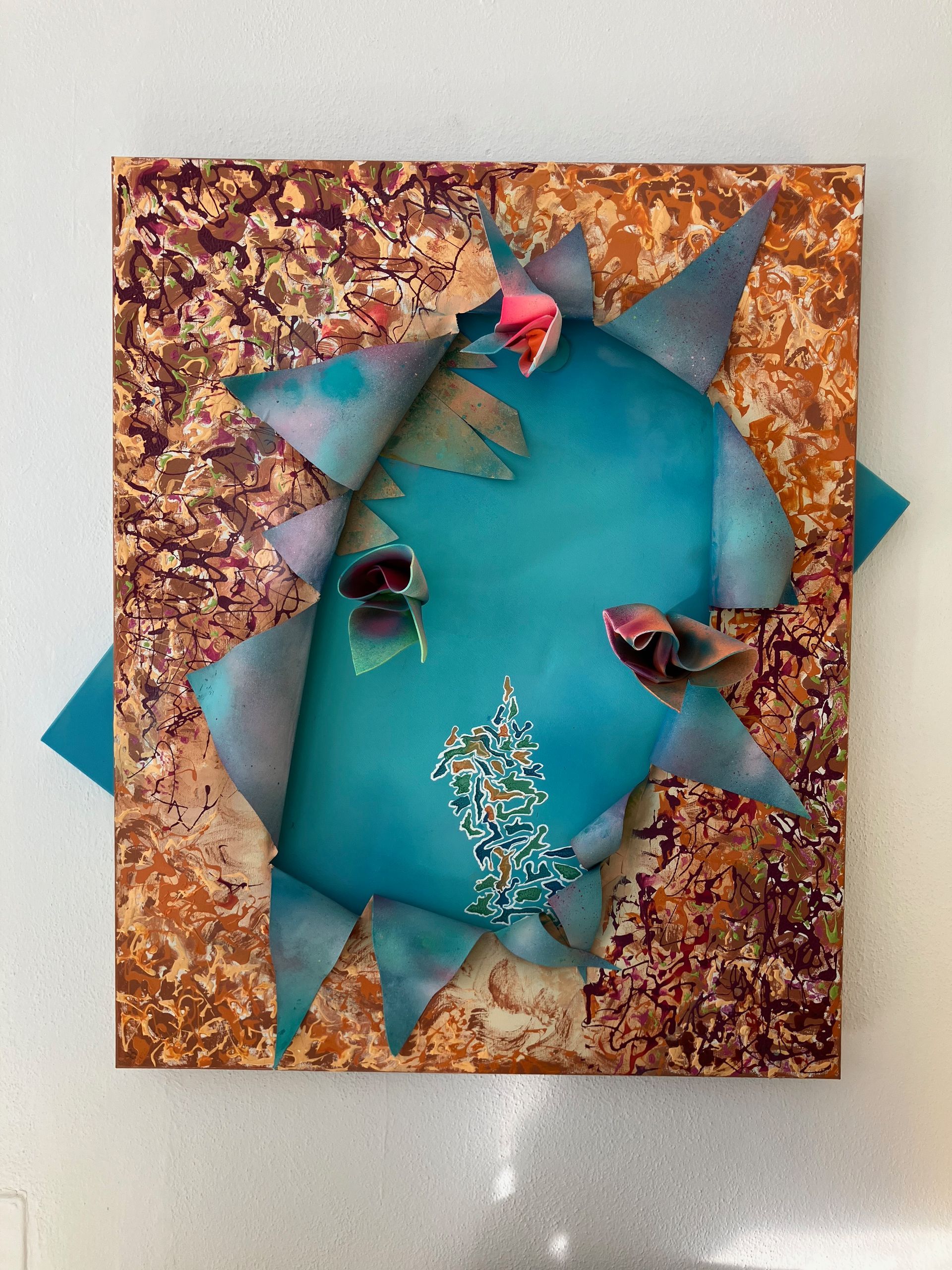 Ein Gemälde eines blauen Fisches auf braunem Hintergrund