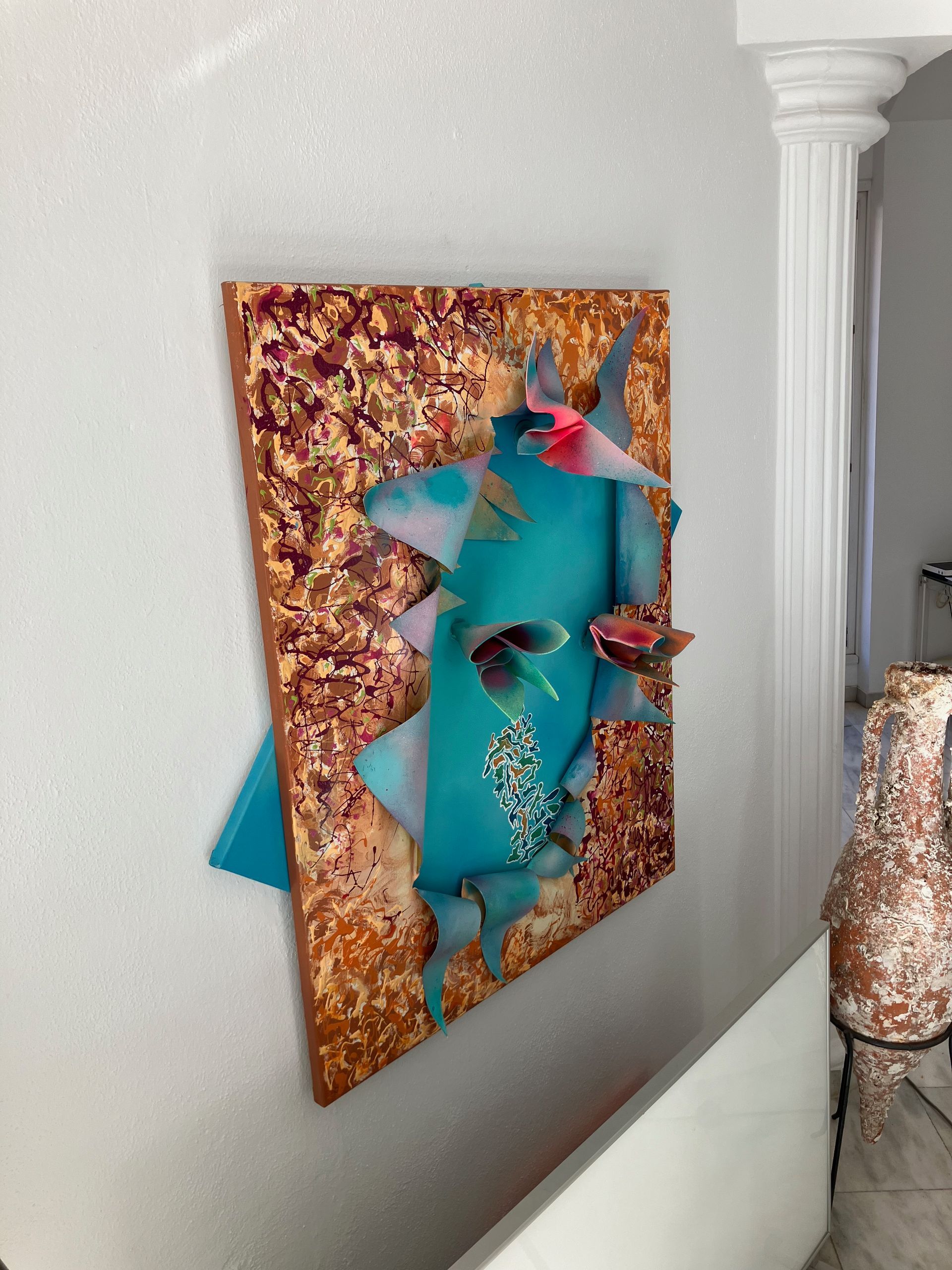 Ein Gemälde an einer Wand, das wie ein Drache aussieht