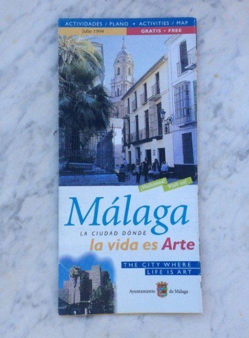 Eine Broschüre mit dem Titel Málaga, die Stadt, in der das Leben Kunst ist