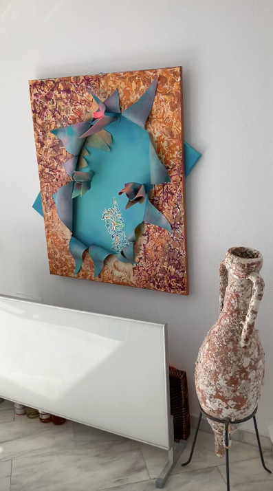 Ein Gemälde hängt an einer Wand neben einer Vase