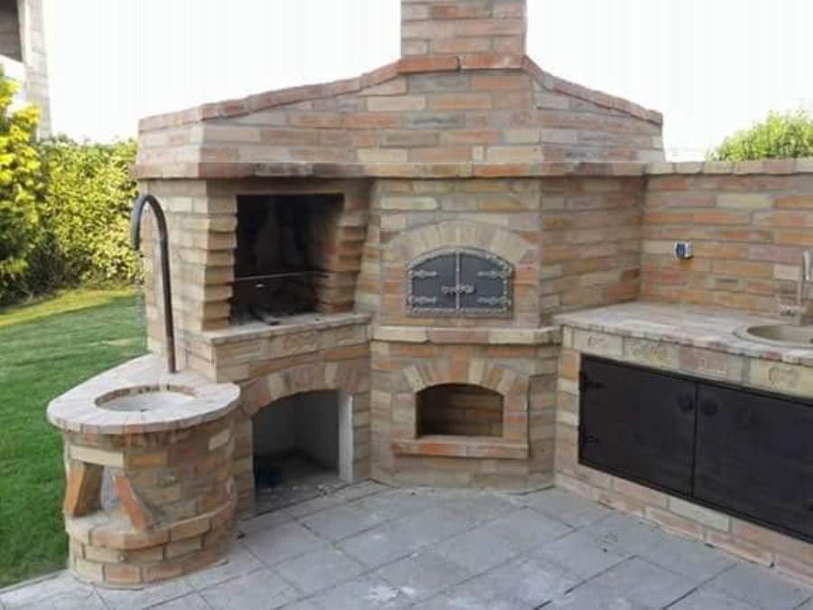 forno esterno in pietra in un giardino