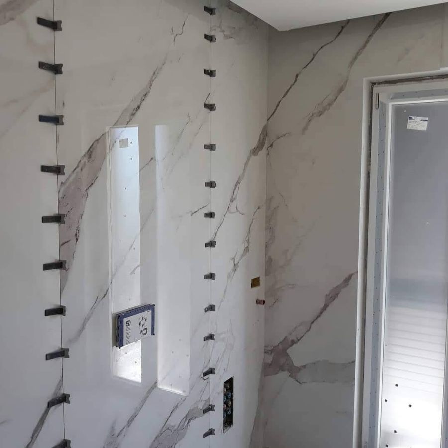 bagno in marmo dopo ristrutturazione