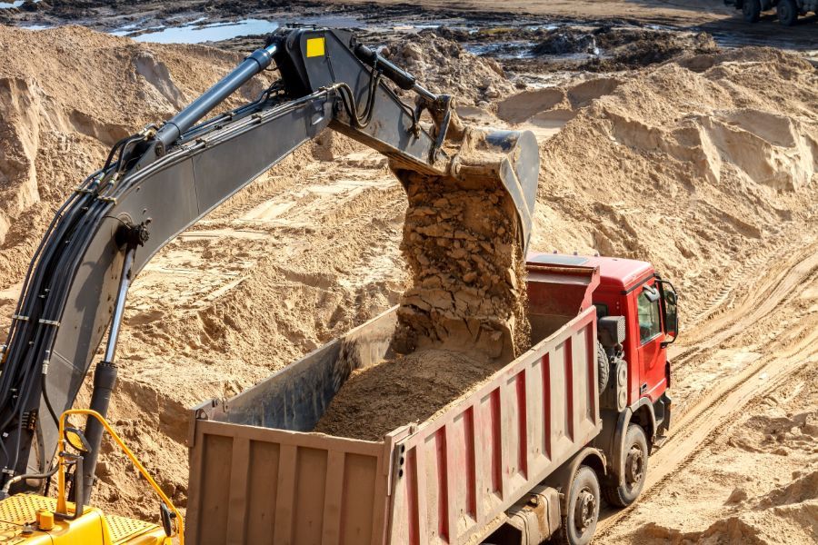 pala meccanica per movimentazione terra con camion