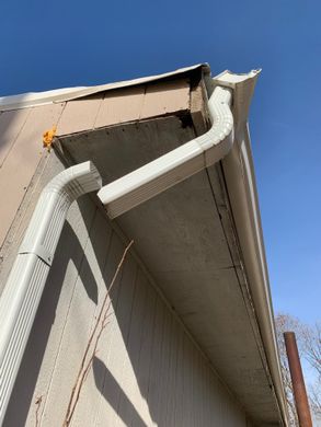 worker installing the gutter