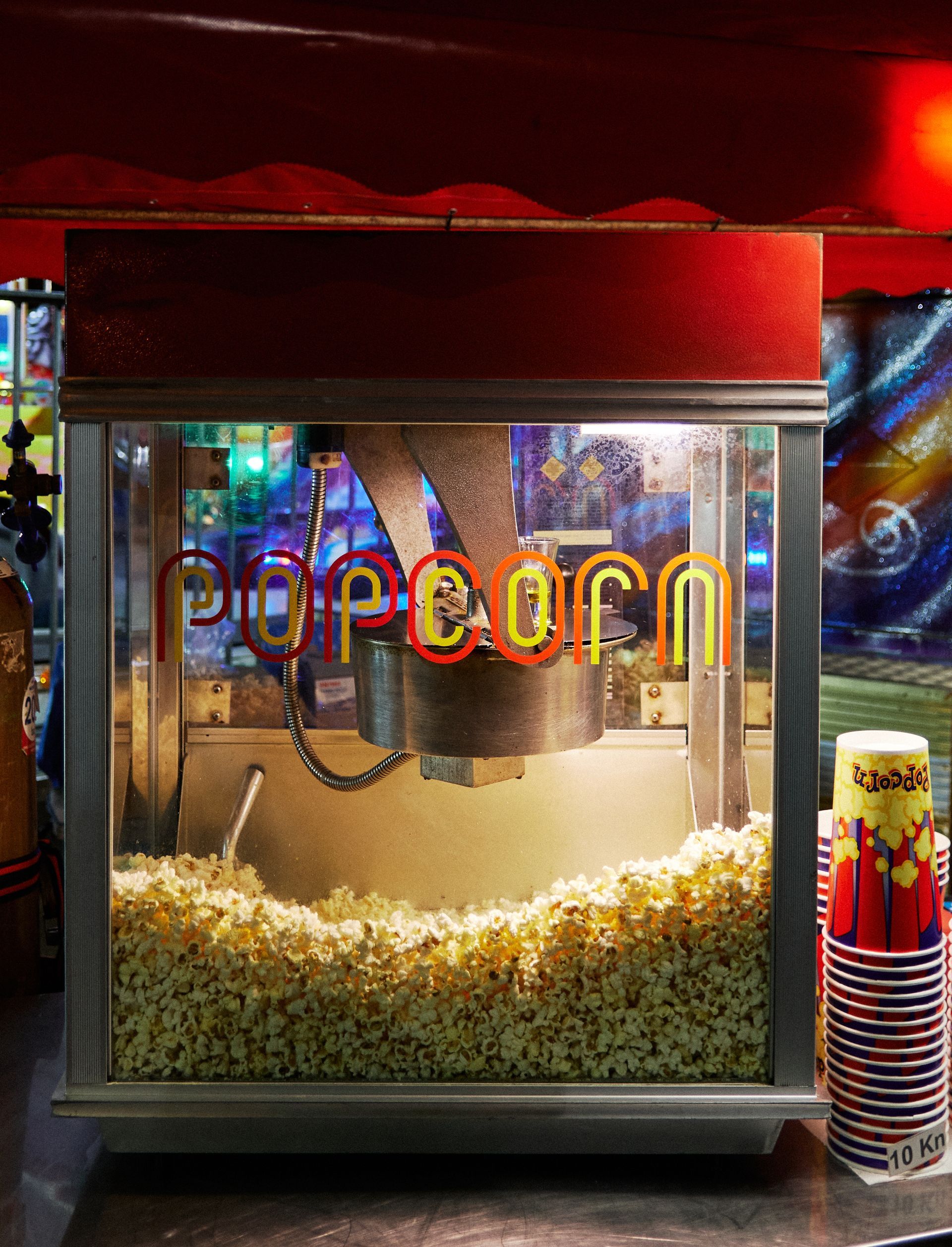 A popcorn machine with the word popcorn on it