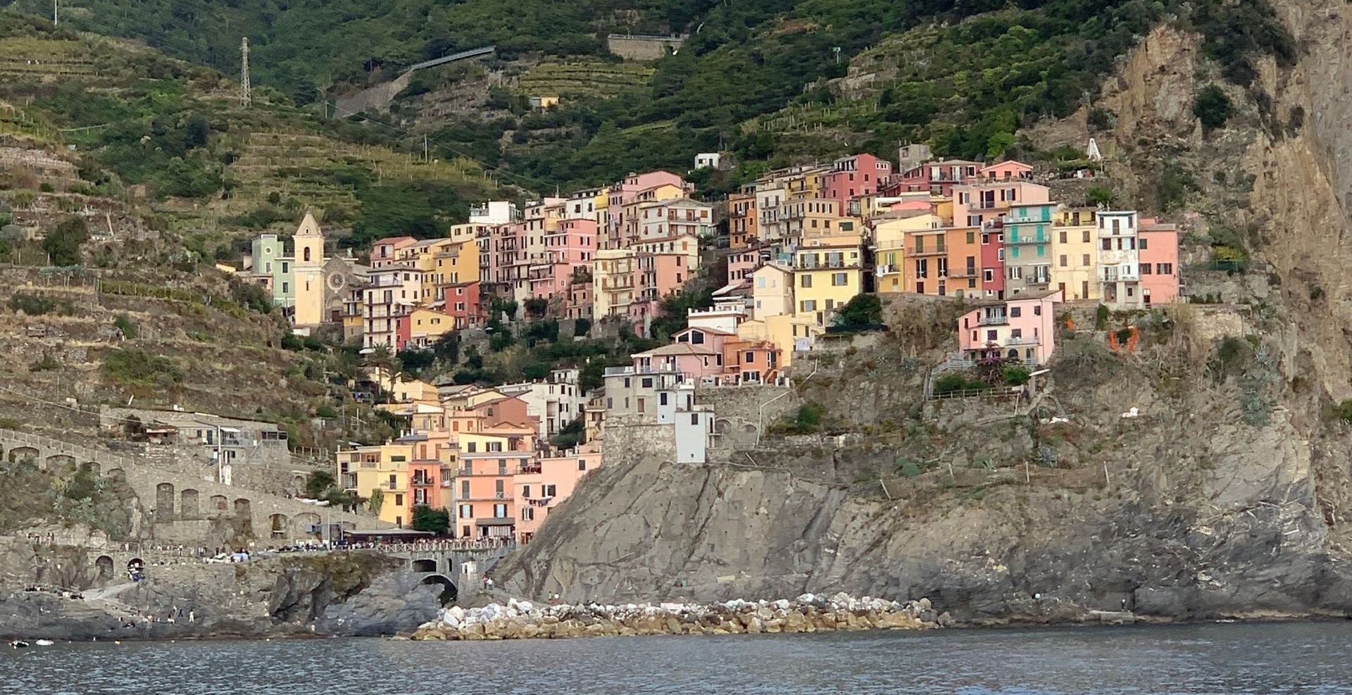 Seaside Wonders: Cinque Terre vs. Amalfi Coast – A Coastal Showdown