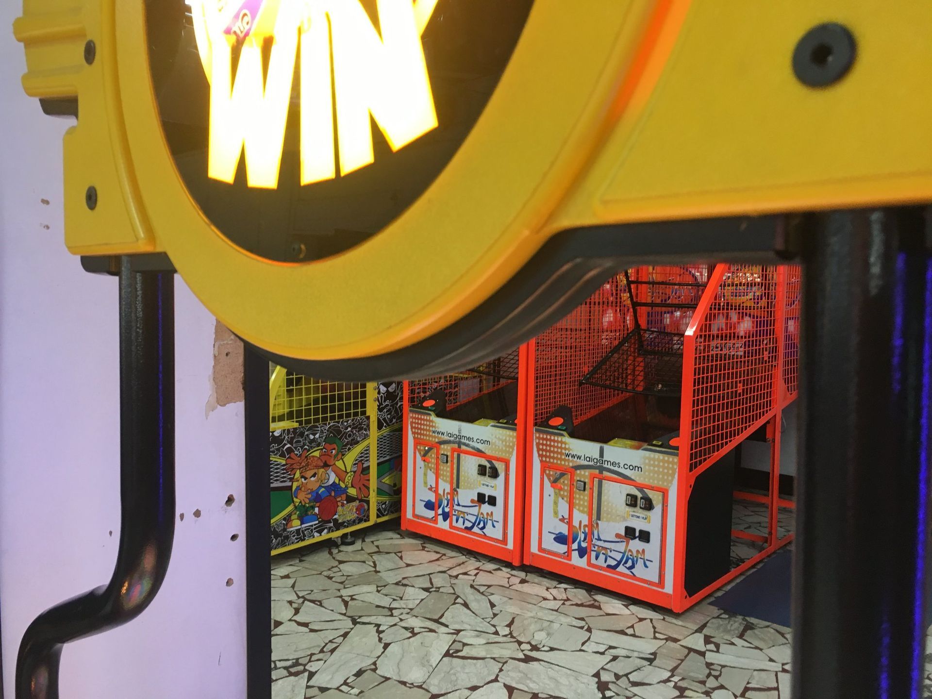 Un cartello giallo con la parola vittoria sopra