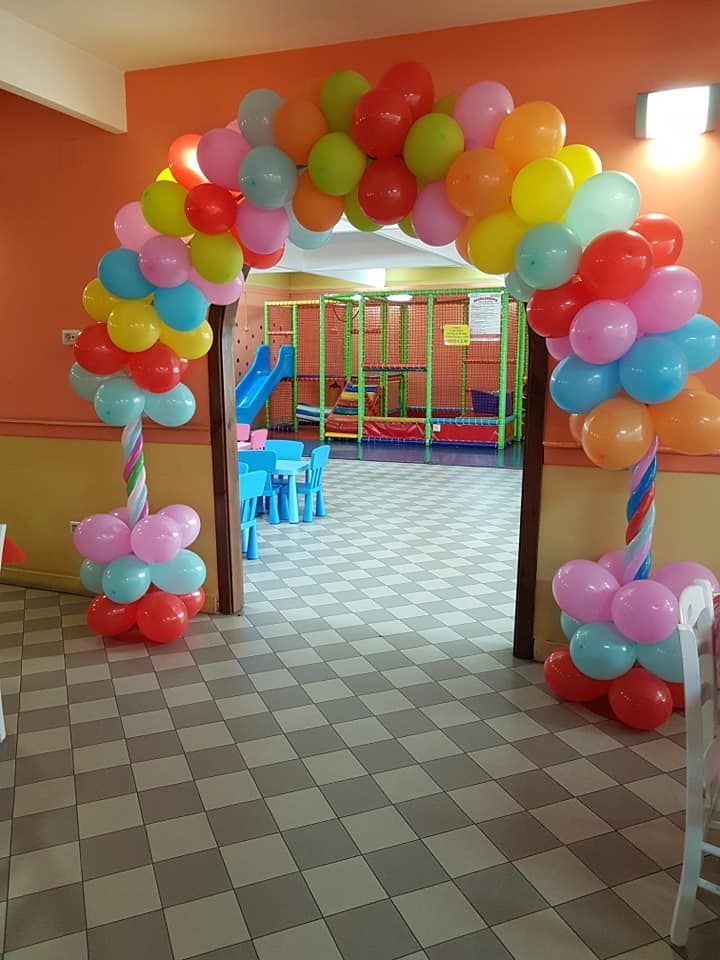 Una stanza decorata con palloncini colorati e bastoncini di zucchero