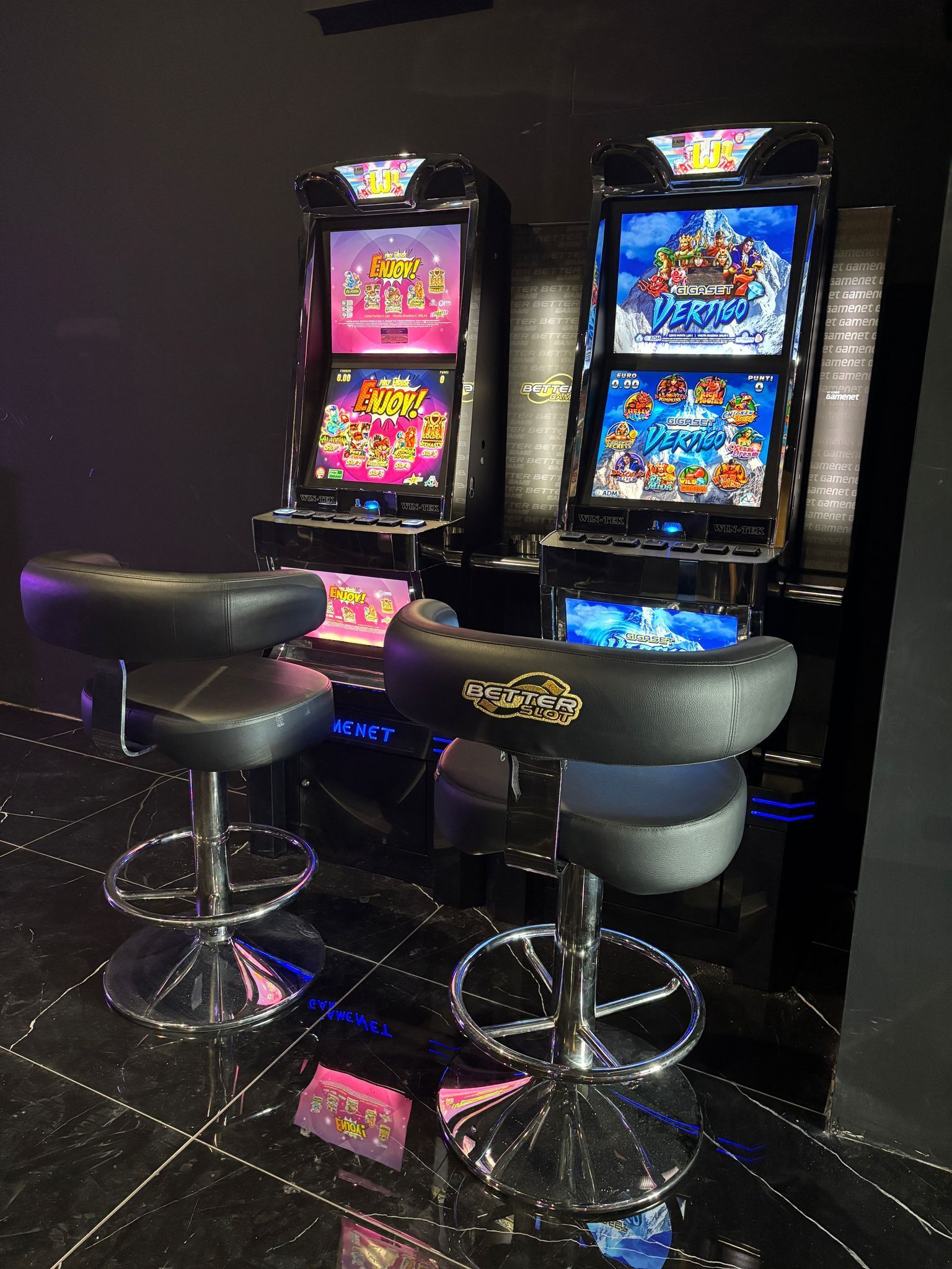 Due slot machine sono posizionate una accanto all'altra in una stanza.