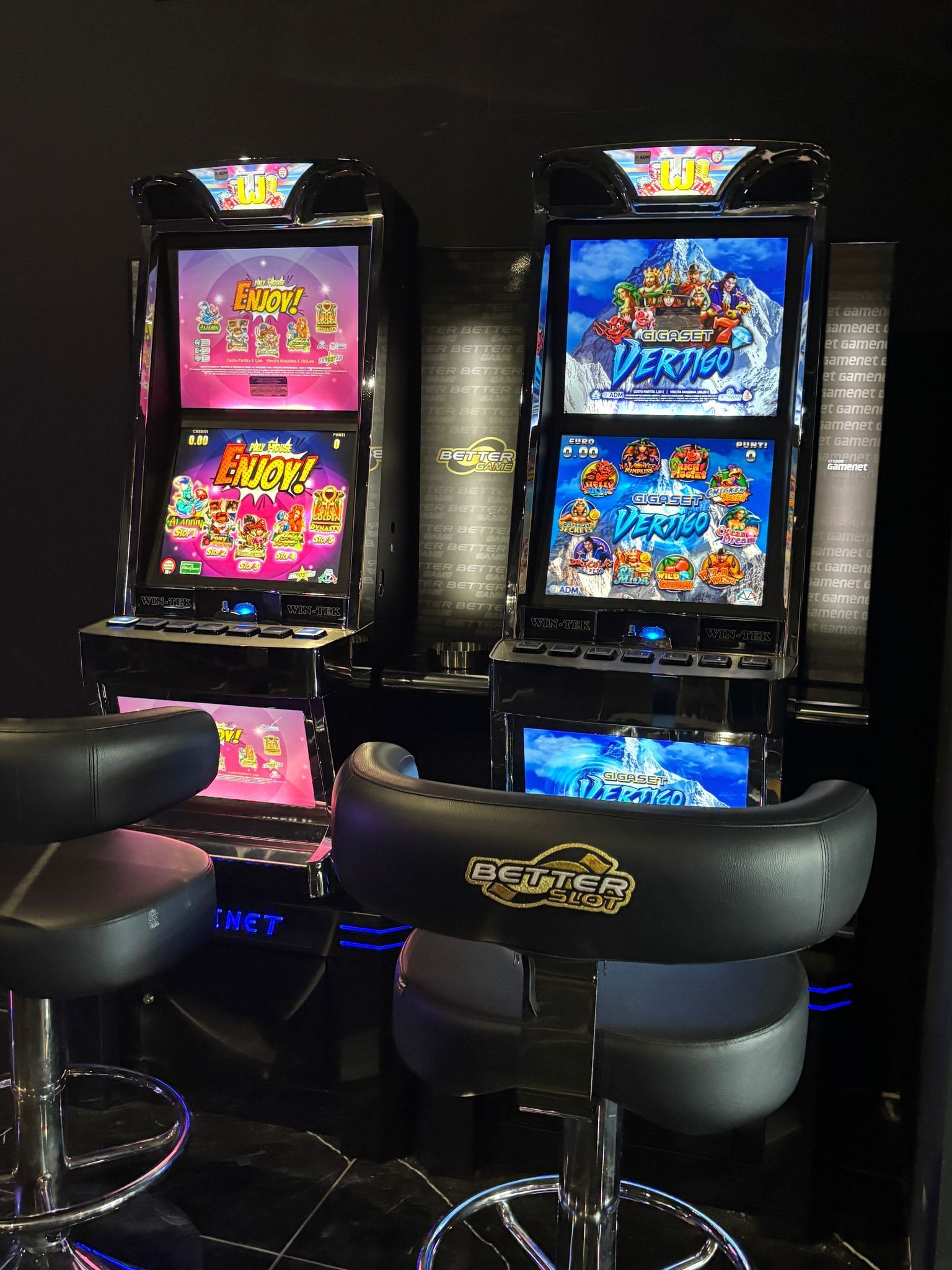 Due slot machine sono posizionate una accanto all'altra in una stanza buia.