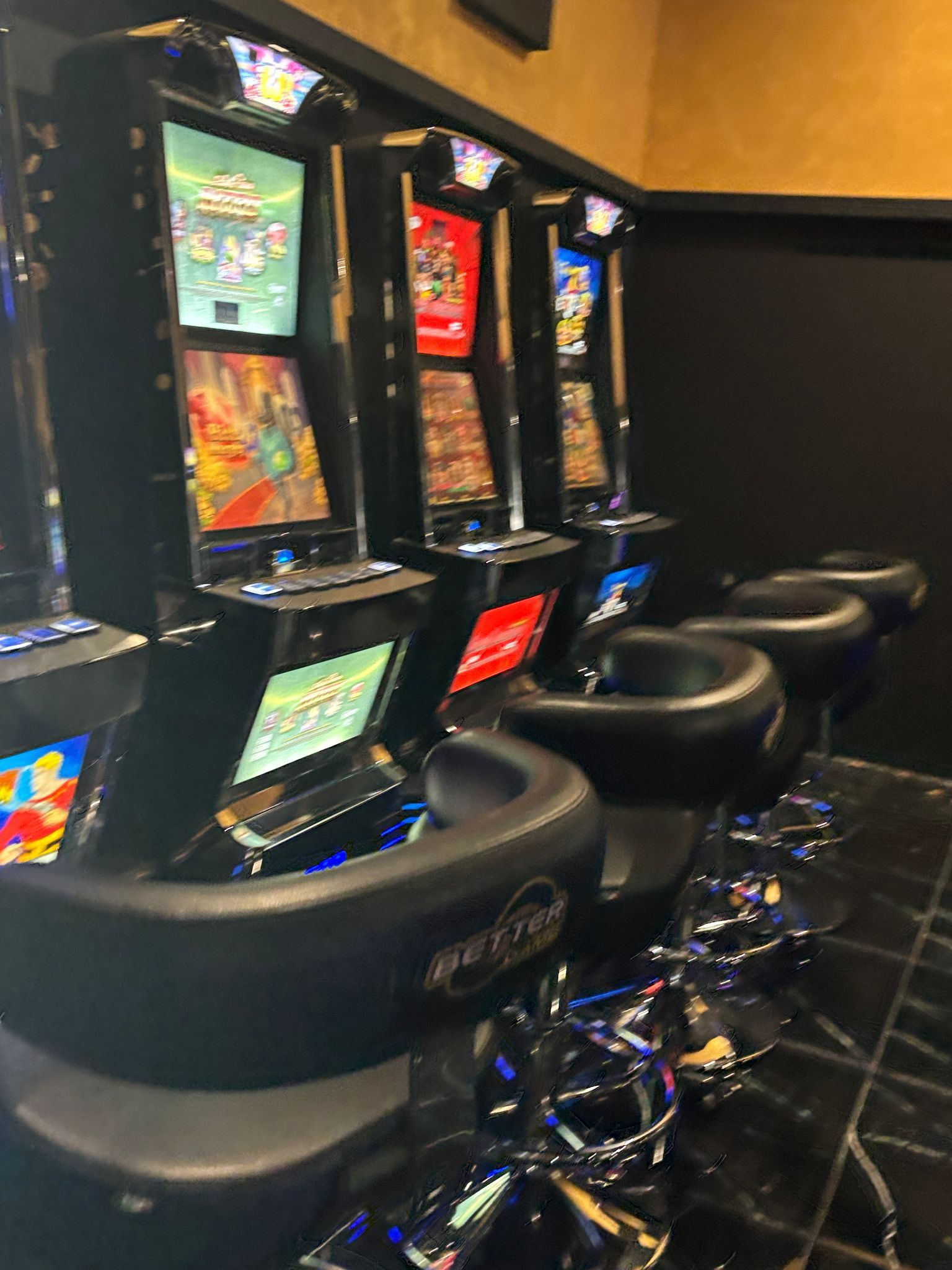 Una fila di slot machine sono allineate in una stanza.