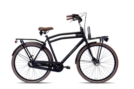Zwarte fiets in Hollandse stijl met bruine banden en zadel, met voor- en achterrek, tegen een witte achtergrond.