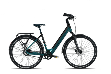 Lichtblauwe elektrische fiets met zwarte spatborden, bagagedrager en banden, tegen een witte achtergrond.