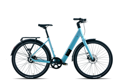 Lichtblauwe elektrische fiets met zwarte spatborden, bagagedrager en banden, tegen een witte achtergrond.