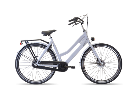 Zwarte fiets in Hollandse stijl met bruine banden en zadel, met voor- en achterrek, tegen een witte achtergrond.