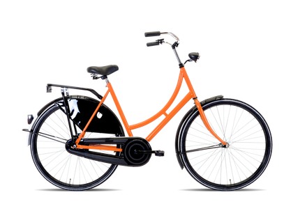 Oranje fiets in Hollandse stijl met zwarte spatborden, bagagedrager en kettingkast, tegen een witte achtergrond.