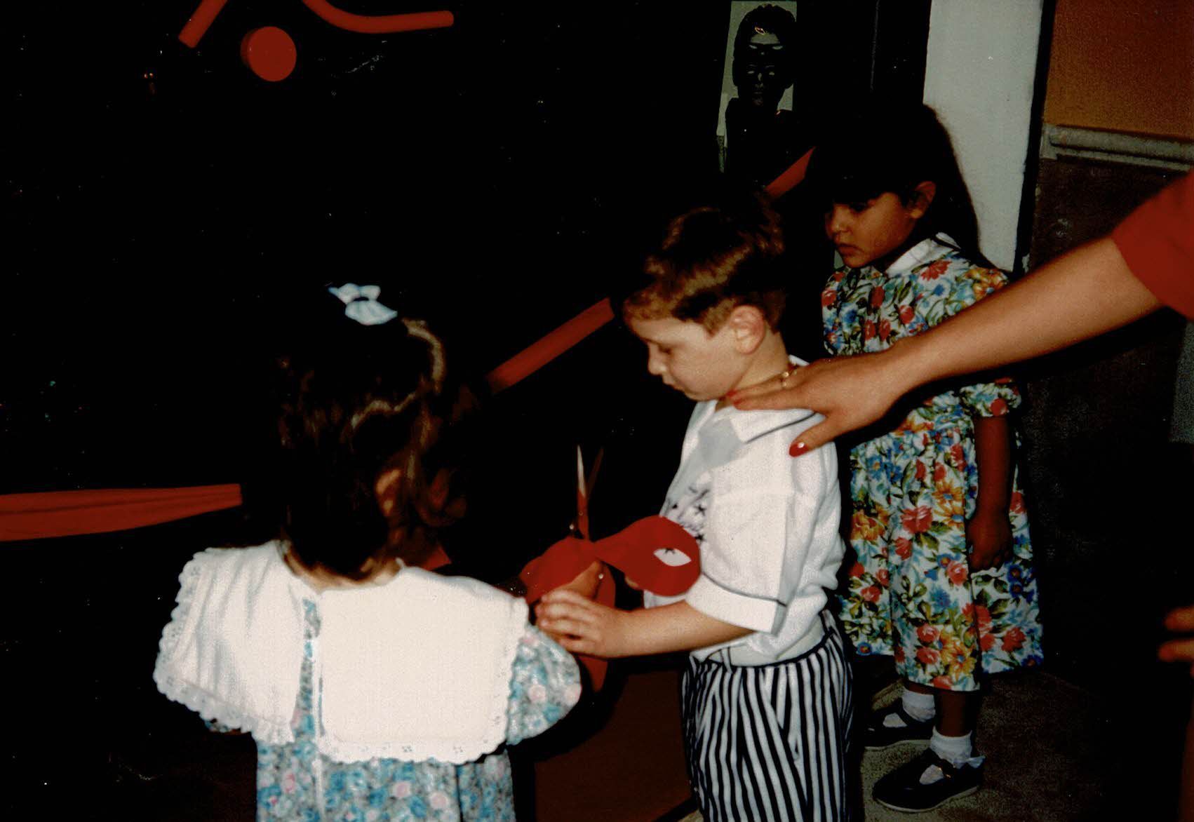 Un ragazzo e due ragazze sono in piedi uno accanto all'altro