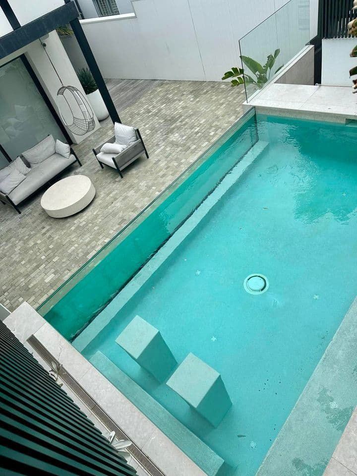 Outdoor Pool With Turquoise Water — Glass Pool Windows Australia In Double Bay, NSW