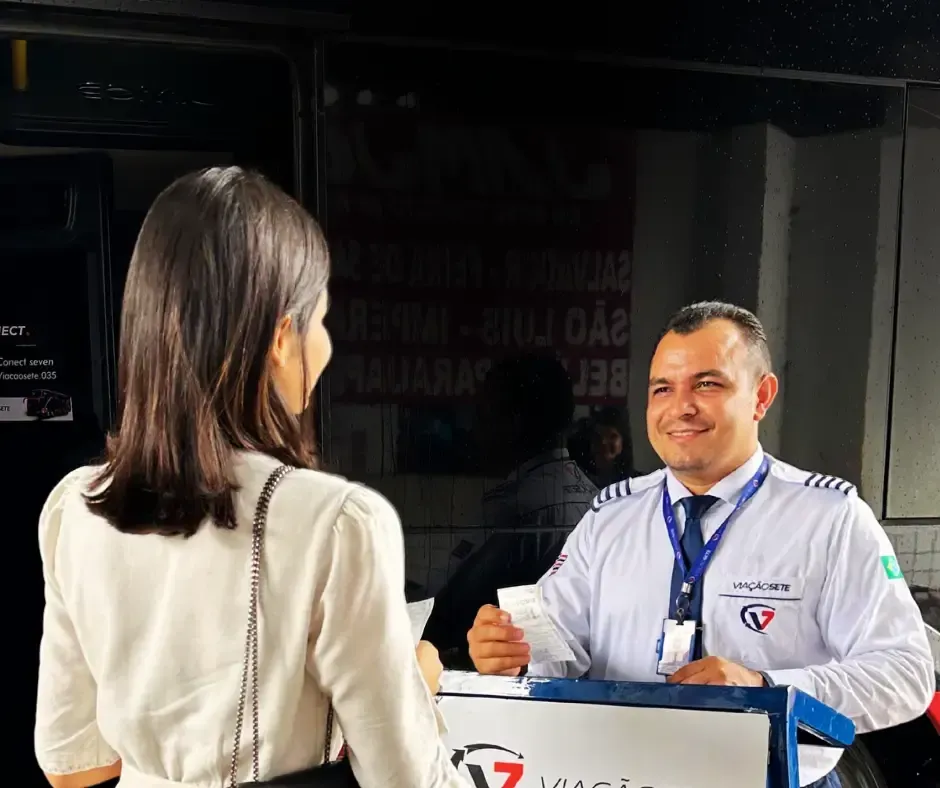 Motorista da Viação Sete atendendo uma passageira