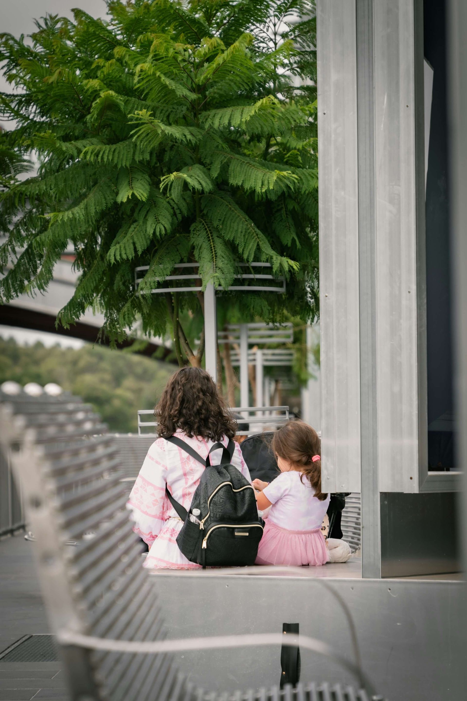 Mãe e criança com mochila de viagem