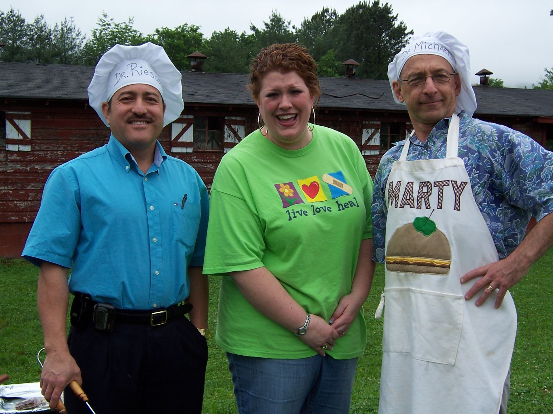 A man wearing an apron that says ' harty ' on it