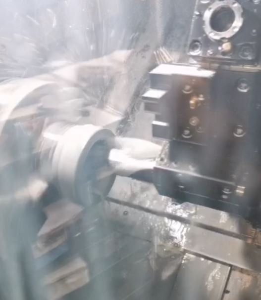 pezzo metallico durante tornitura cnc