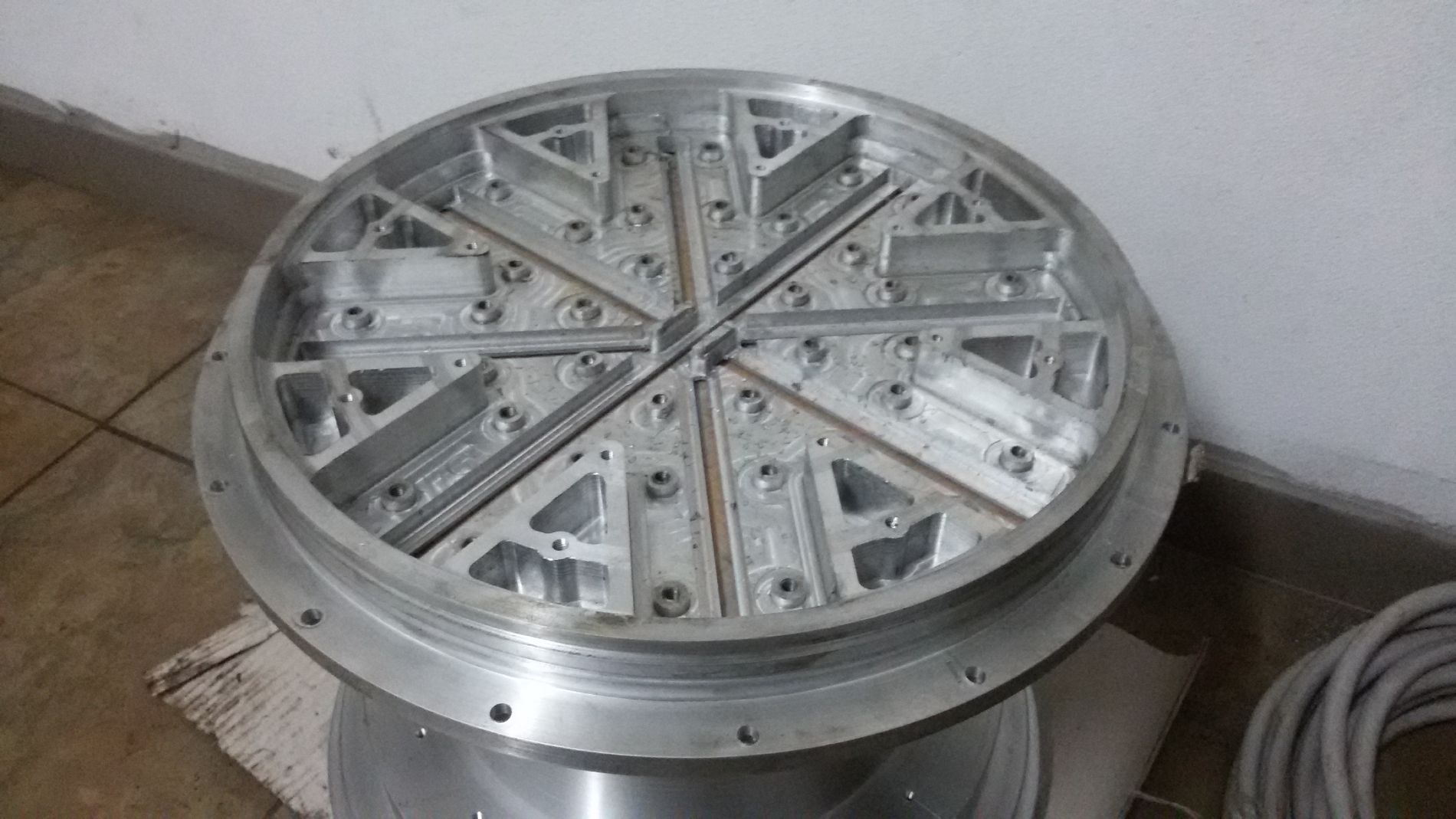 componenti in metallo dopo tornitura e fresatura