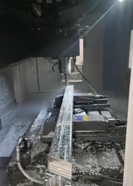 macchinario per taglio e fresatura